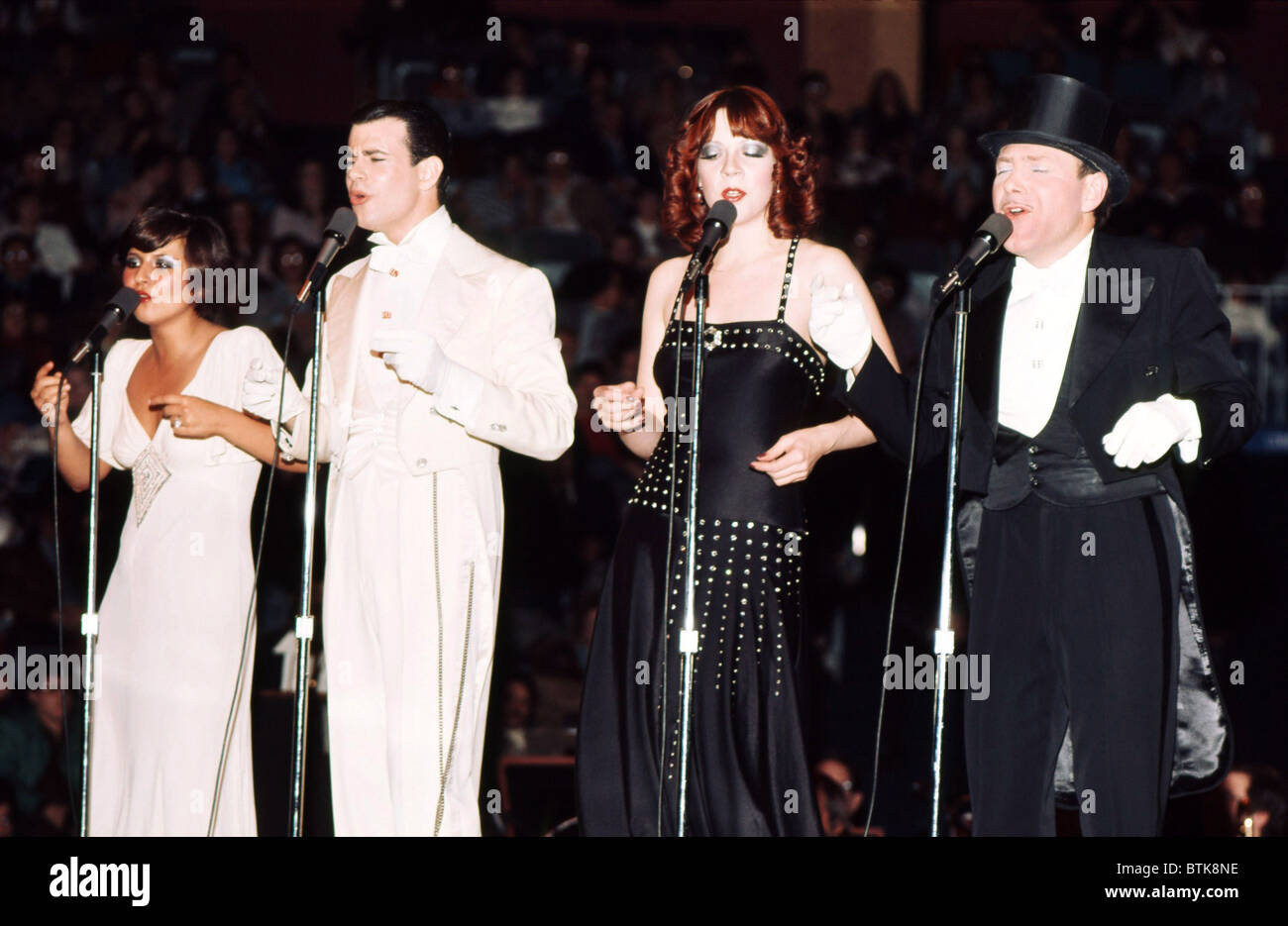 Manhattan Transfer, de gauche : Cheryl Bentyne, Alan Paul, Janis Siegel, Tim Hauser, 1975, Millrun Playhouse Theatre en rond Banque D'Images