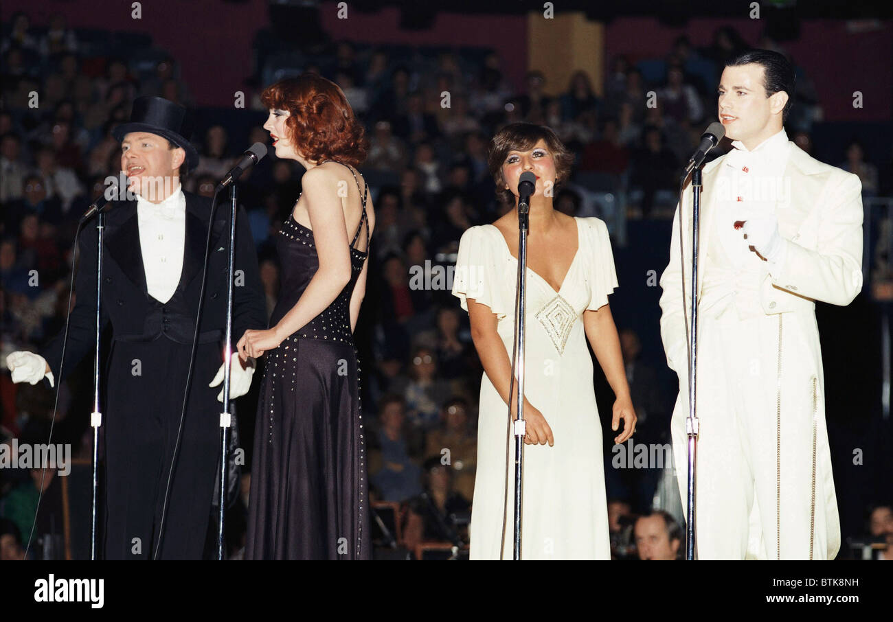 Manhattan Transfer, de gauche à droite : Tim Hauser, Janis Siegel, Cheryl Bentyne, Alan Paul, 1975, Millrun Playhouse Theatre en rond Banque D'Images