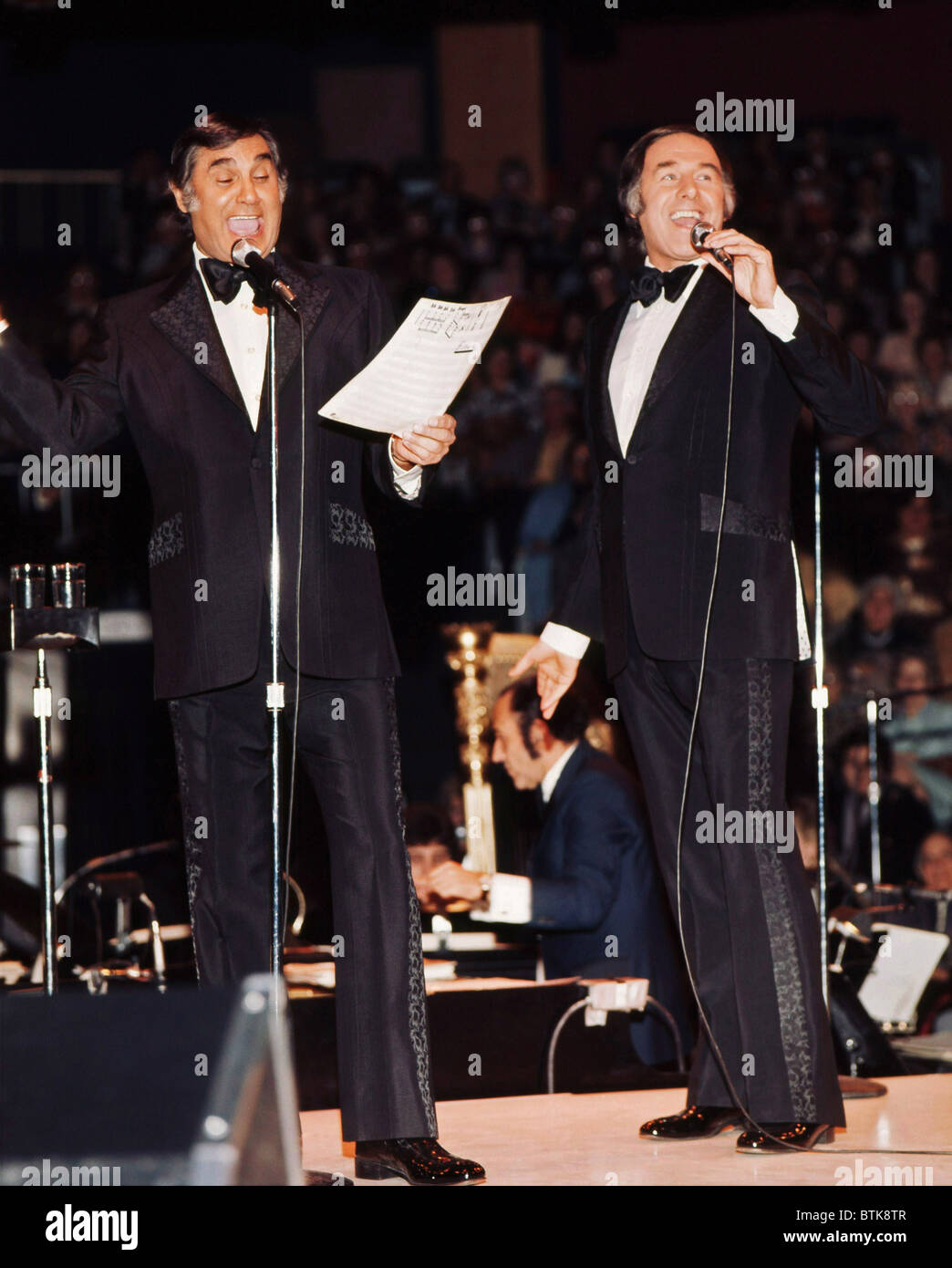 Sandller et les jeunes, à partir de la gauche : Ralph Young, Tony Sandler, 1975, Millrun Playhouse Theatre, à la ronde, Niles, Illinois. Banque D'Images