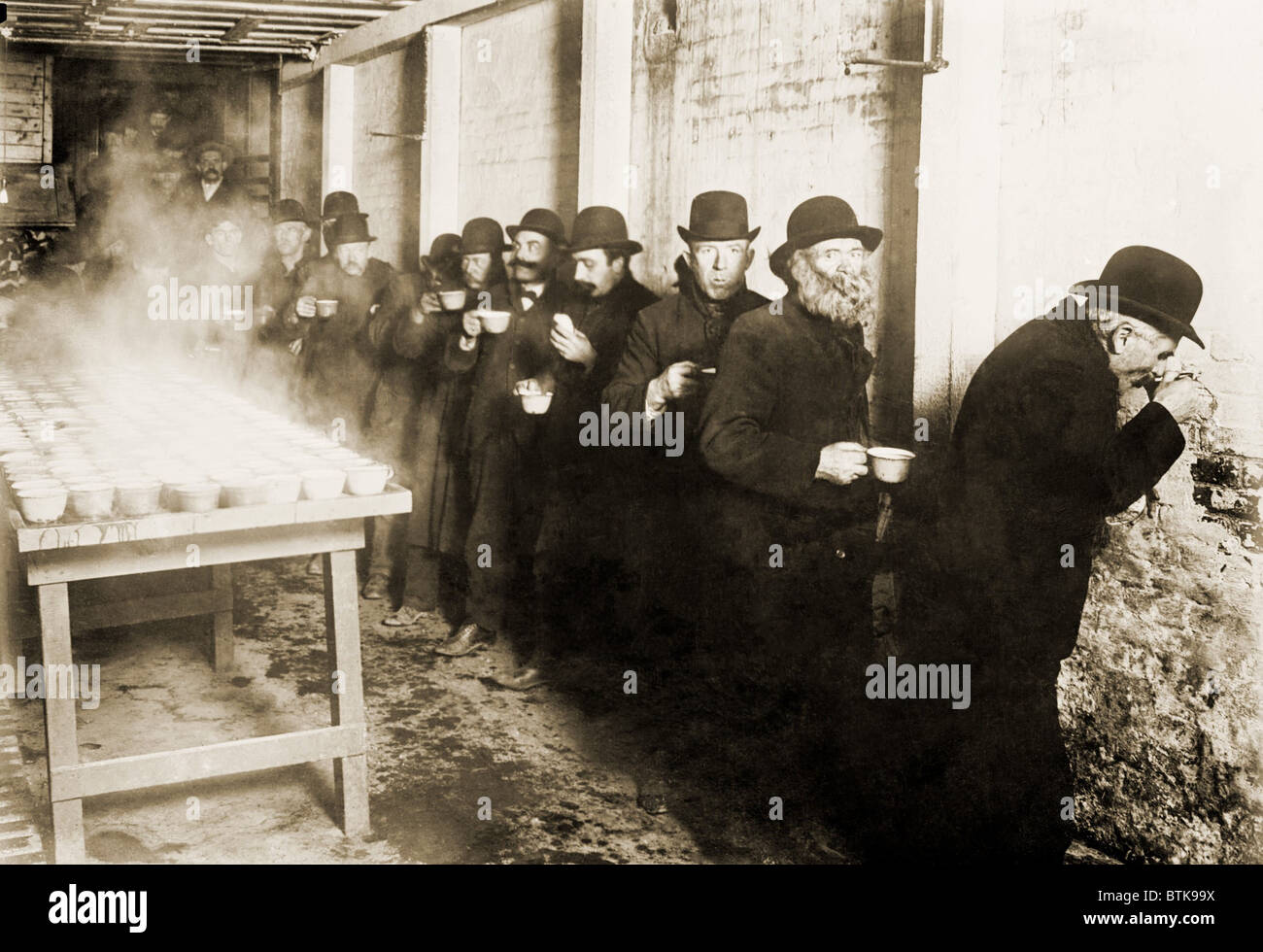 La dépression de 1907-8 ont causé des difficultés. Ces bien entretenues, prospère à la hommes sont en ligne à la Bowery Mission pour le café gratuit pour les chômeurs. 1908. Banque D'Images