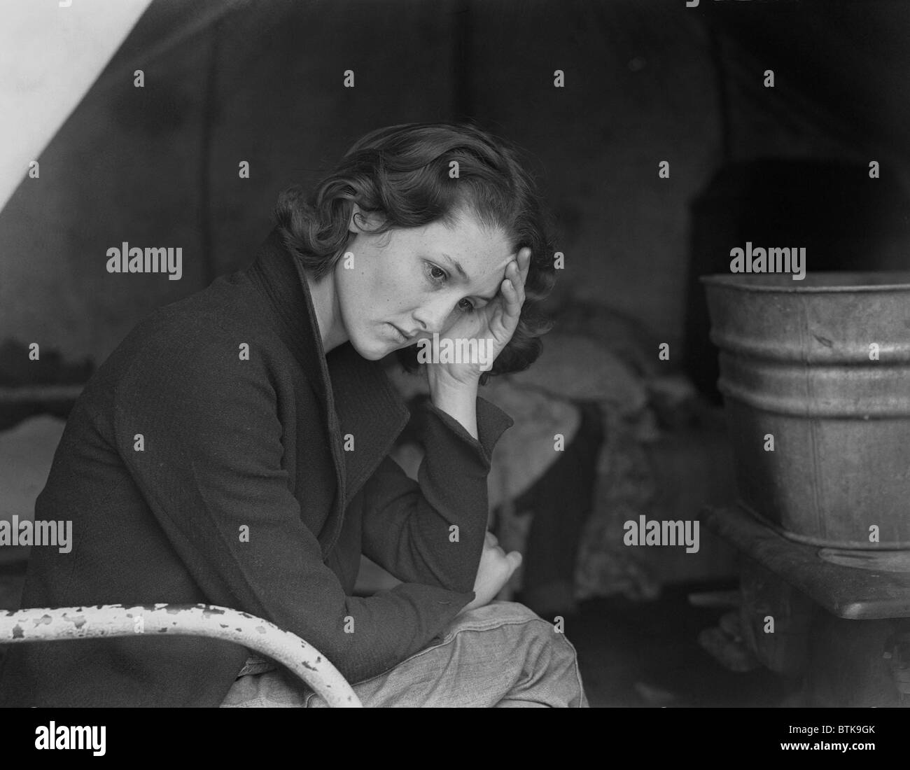 Triste fille de chômeurs Tennessee coal miner en Californie les travailleurs migrants camp près de Sacramento, en Californie, au cours de la Grande Dépression. Photo de Dorothea Lange, 1936. Banque D'Images