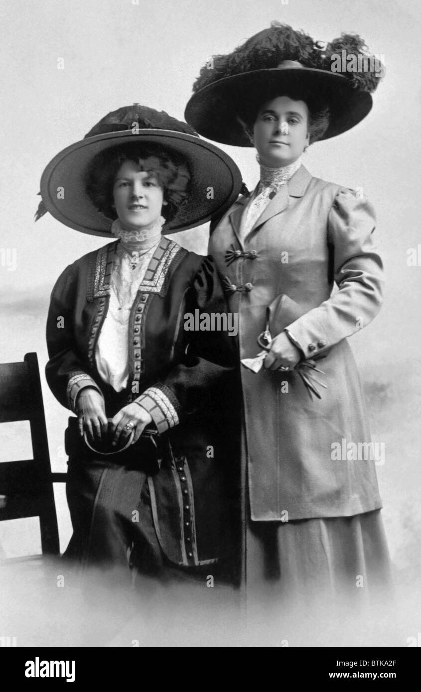 Deux femmes portant des chapeaux, vers 1900. Photo : Courtesy Everett  Collection Photo Stock - Alamy