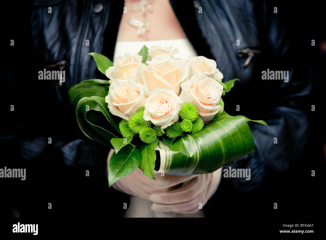 Bride holding bouquet son mariage Banque D'Images