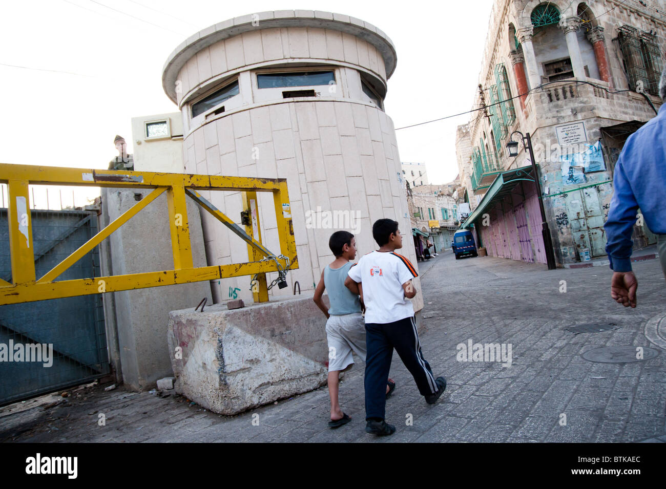 Un poste militaire israélien domine les rues de la vieille ville d'Hébron. Banque D'Images