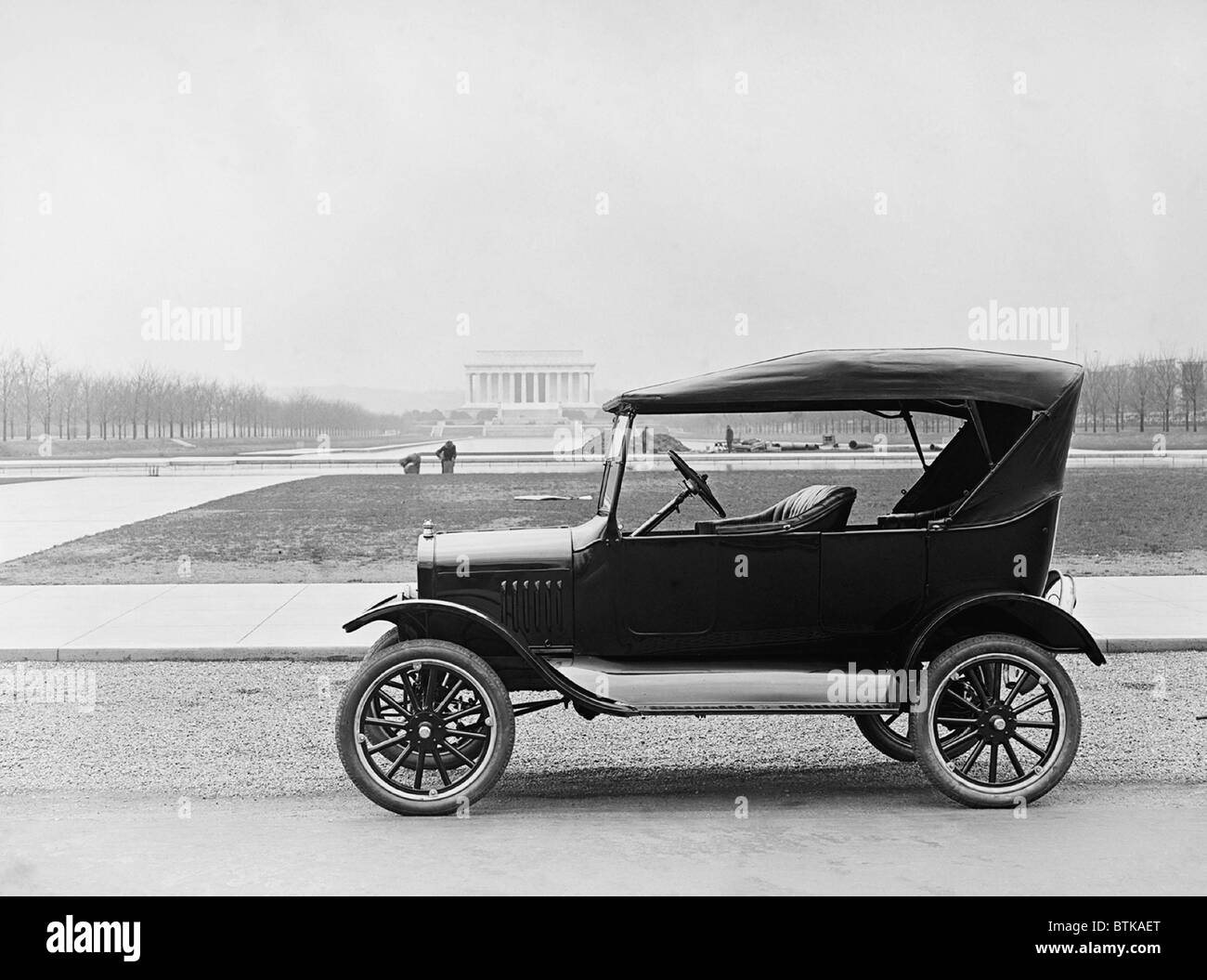 Ford Model T touring car, avec chambre pour quatre à cinq passagers, stationné sur le Mall à Washington, D.C. avec le Lincoln Memorial de la distance. 1925. Banque D'Images