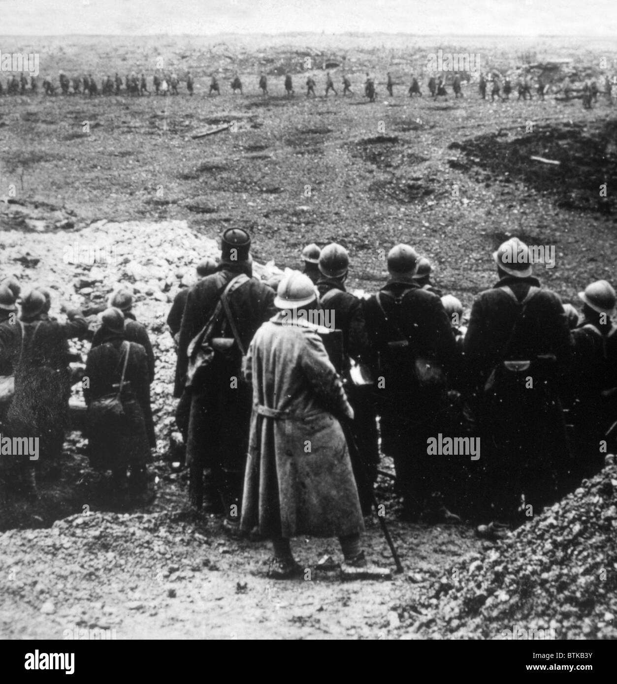 La Première Guerre mondiale, le français se réserve regarder leurs camarades marcher dans "la vallée de l'ombre, ca. 1917 Banque D'Images