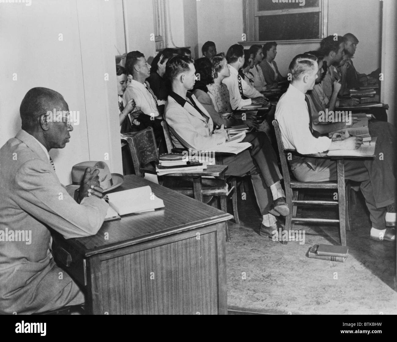 G. W. McLaurin, le premier Afro-américain admis à poursuivre un doctorat en éducation à l'Université de l'Oklahoma a été forcé de s'asseoir, manger et l'étude séparée des autres élèves. Ce traitement s'est terminé lorsqu'un tribunal a conclu qu'elle illégalement privée McLaurin, à l'égale protection de la loi, tel que requis par le Quatorzième amendement. 1948. Banque D'Images