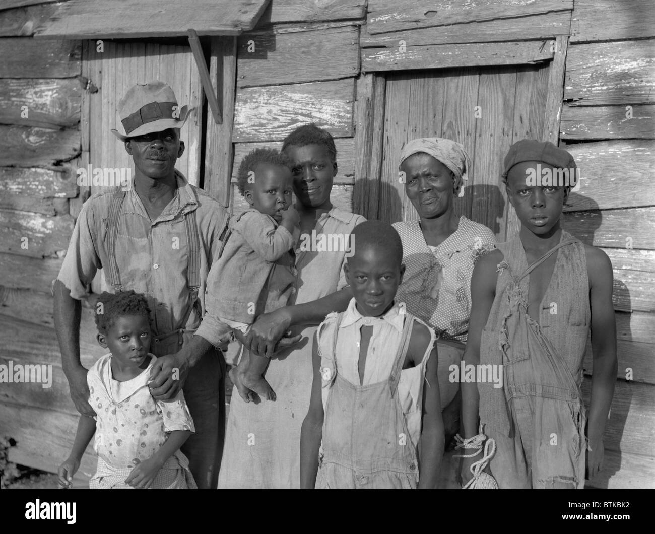 Lewis Hinter, un agriculteur américain africain avec sa famille sur l'île de la Dame de la mer de Beaufort, Caroline du Sud, en 1936, photo par Carl Mydans. En tant que client de réhabilitation du Nouveau pacte Farm Security Administration, Hinter reçu des avantages tels que des prêts et des conseils d'experts. Banque D'Images