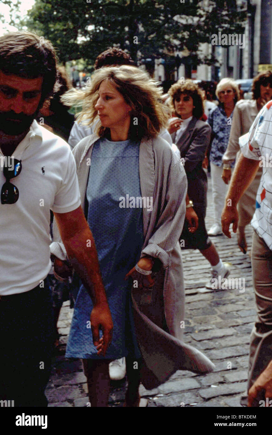 Les écrous, Barbra Streisand portant chemise d'hôpital sur emplacement dans le lower Manhattan, New York en octobre 1986, 1987. Banque D'Images