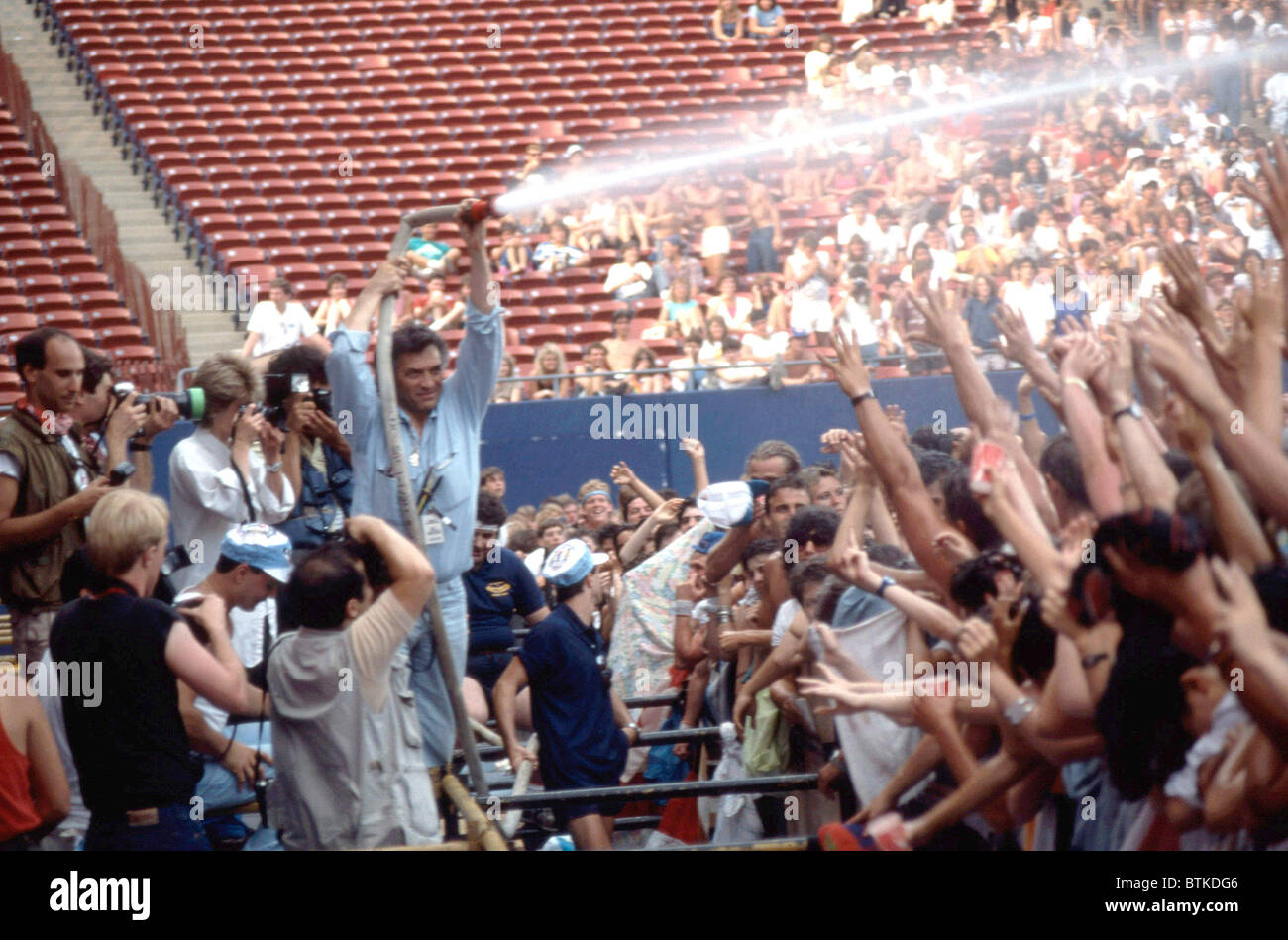 Fans se font avoir par le promoteur Bill Graham au concert pour Amnesty International, Giant Stadium, New Jersey, le 15 juin, 1 Banque D'Images