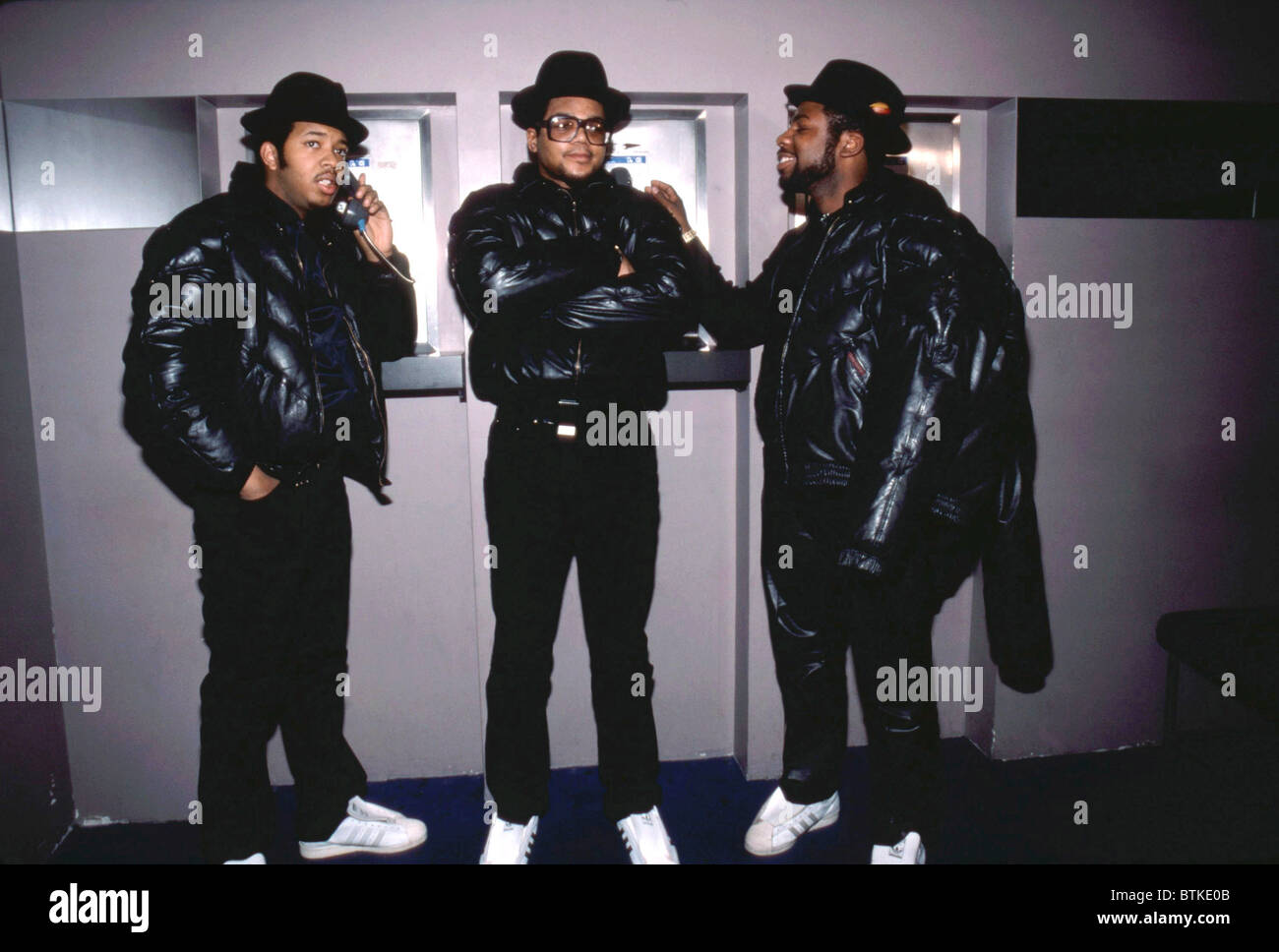 Run DMC, (de gauche) Le révérend Joseph Simmons (Run), Darryl McDaniels Jam Master Jay (Jay Mizell), janvier 1986. photo : Karen Pe Banque D'Images