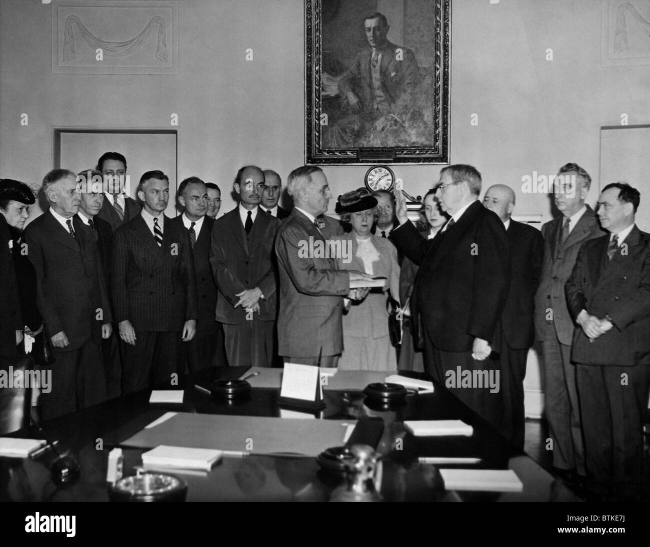 Le président Harry S. Truman (1884-1972) prend serment d'office du juge en chef Harlan F. Pierre (1872-1946) dans la salle du Cabinet de la Maison Blanche, le 12 avril 1945. (Secrétaire de la Marine James V. Forrestal est 5ème à partir de la gauche). Banque D'Images
