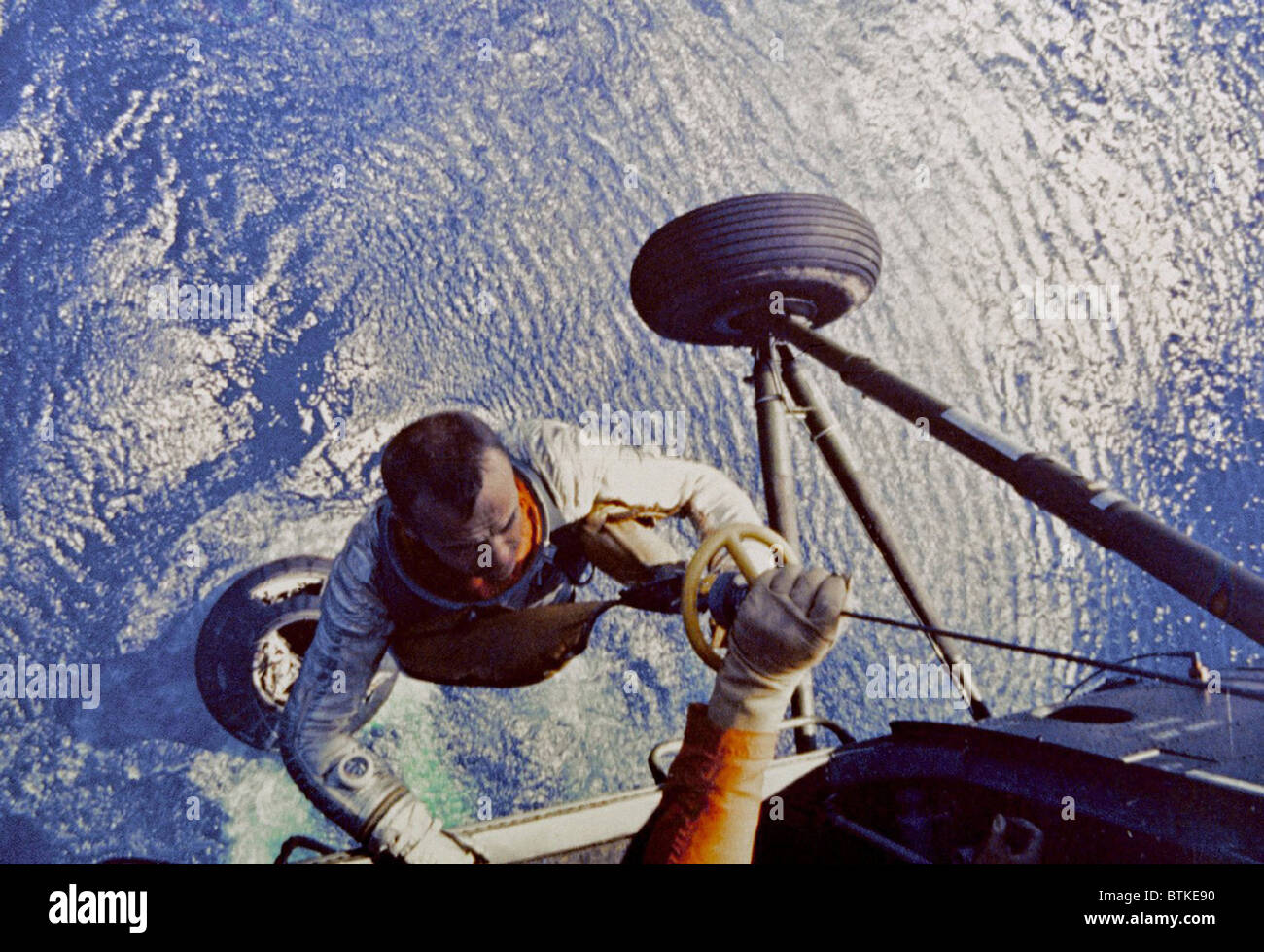 L'astronaute Alan B. Shepard est hissé à bord d'un hélicoptère des marines après splashdown de sa liberté 7 capsule spatiale Mercury. Shepard est le premier Américain, et deuxième de l'après le Russe Yuri Gargarin, de faire un vol spatial habité. Le 5 mai 1961. Banque D'Images