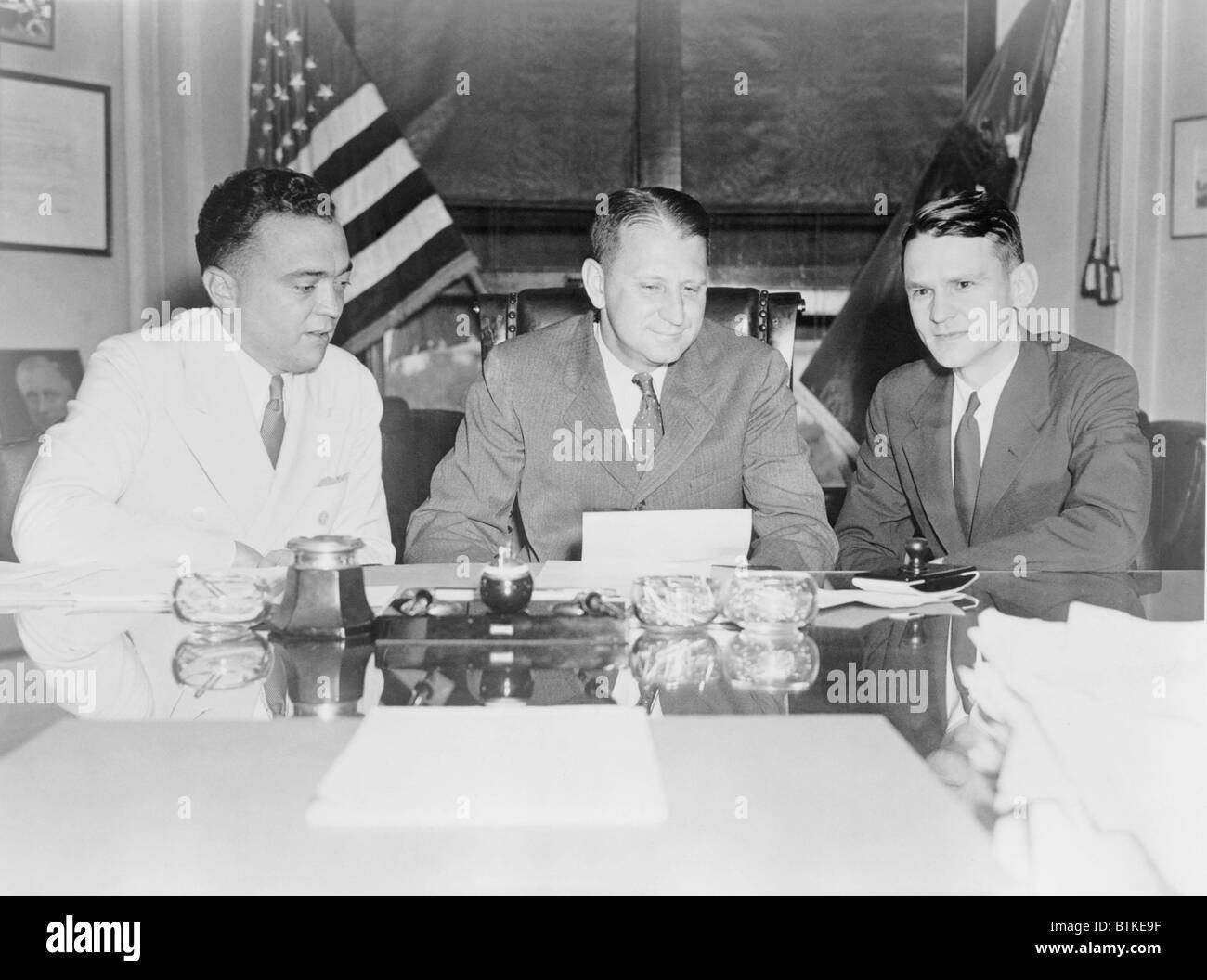 Le Directeur du FBI J. Edgar Hoover et William Stanley, dans un ministère de la Justice rencontre avec Melvin H. Purvis, directeur de l'office du FBI de Chicago. Purvis était personnellement des rapports au Hoover sur le meurtre de John Dillinger lors de sa capture par les agents spéciaux le 22 juillet 1934. Banque D'Images