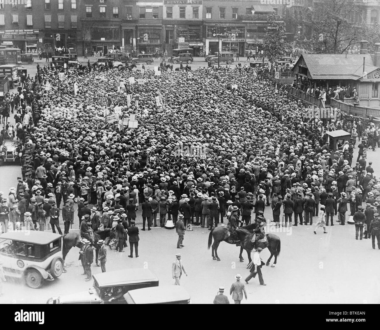 Dernière protestations publiques contre l'exécution de Sacco et Vanzetti à New York City's Union Square le 23 août 1927. Beaucoup croyaient le jury l'a reconnu coupable l'homme à cause de Sacco et Vanzetti's associations anarchiste. 23 août, 1927. Banque D'Images