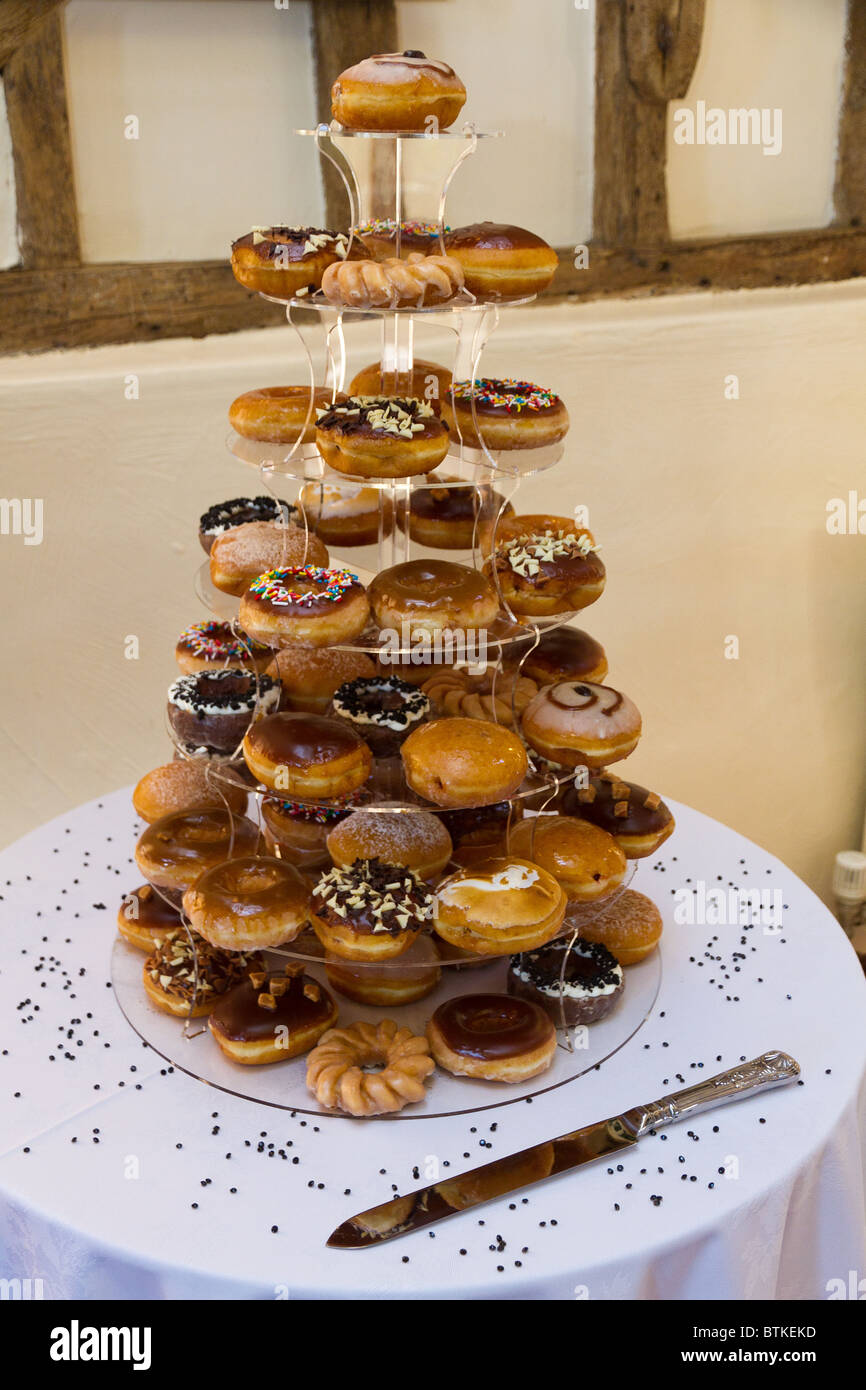Niveaux Gateau De Mariage Fait De Beignets Donuts Photo Stock Alamy