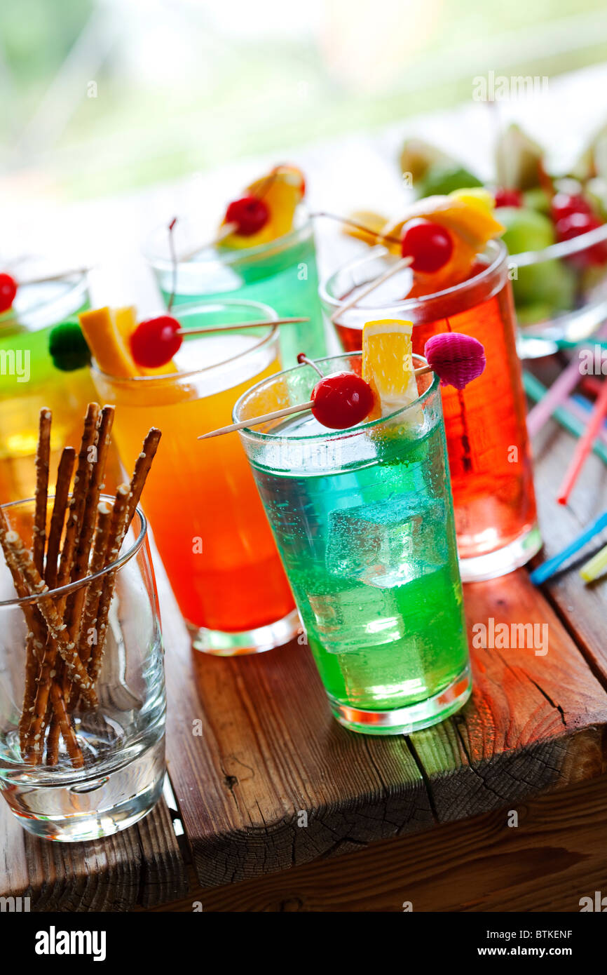 Cocktails d'été colorés servis en plein air Banque D'Images