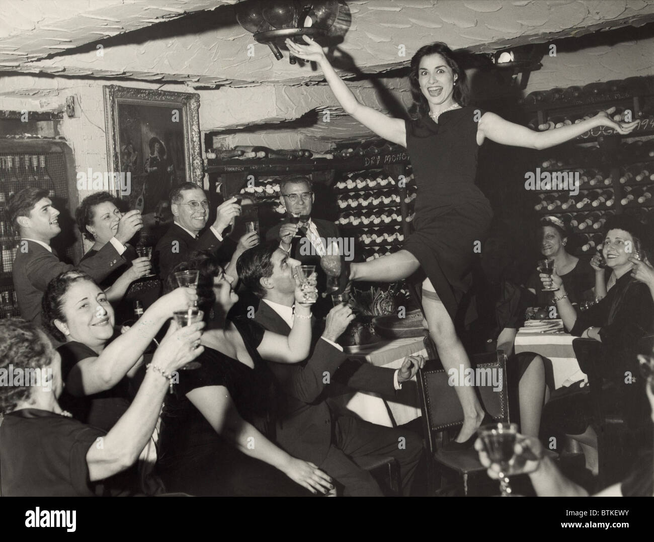 Carol Lawrence (b. 1932) reçoit les applaudissements de leurs amis et parents, pour célébrer sa nomination Tony son rendement comme Maria dans la comédie musicale WEST SIDE STORY. Septembre 1958. Banque D'Images