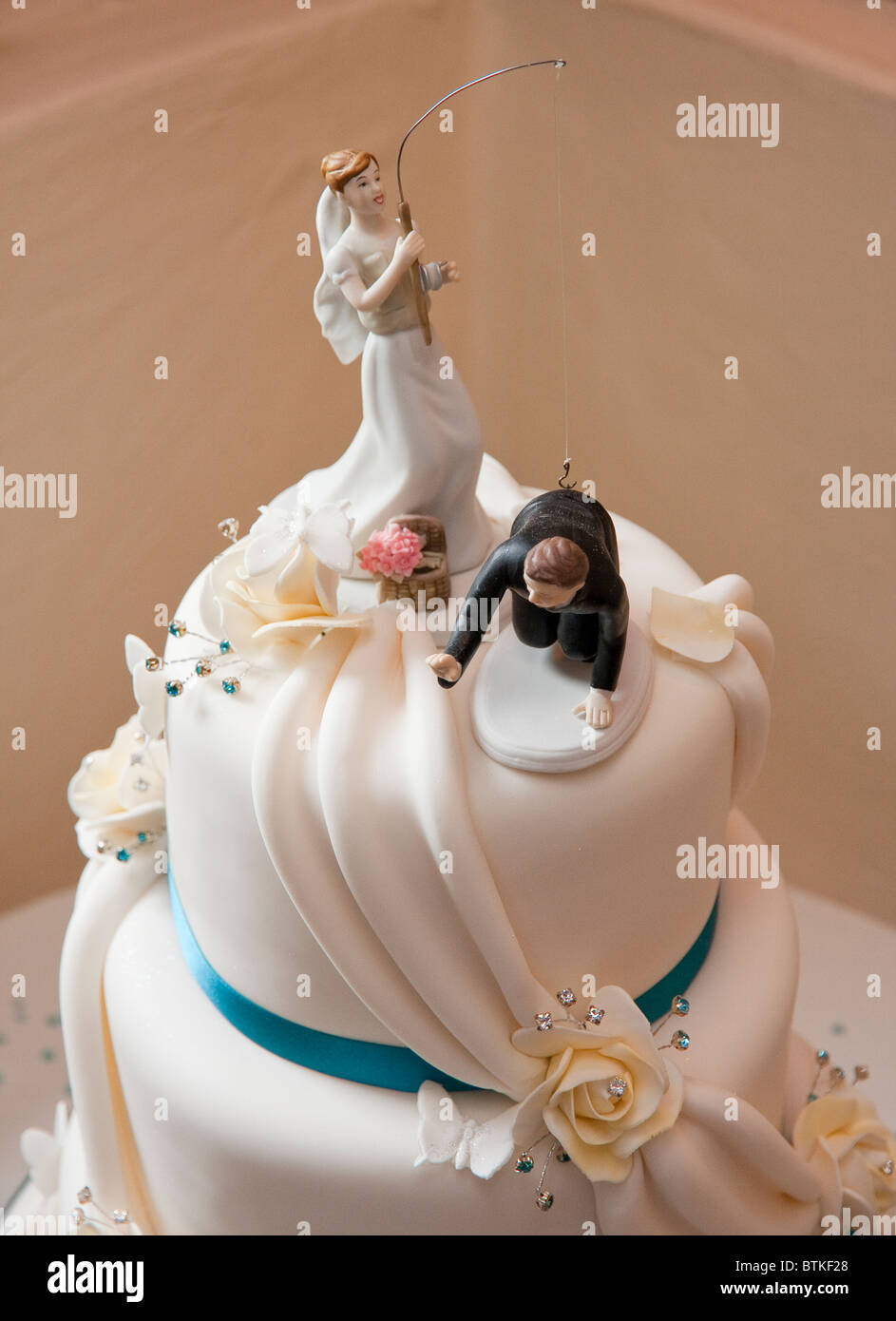Décoration gâteau de mariage haut de mariée 'attraper' groom Banque D'Images