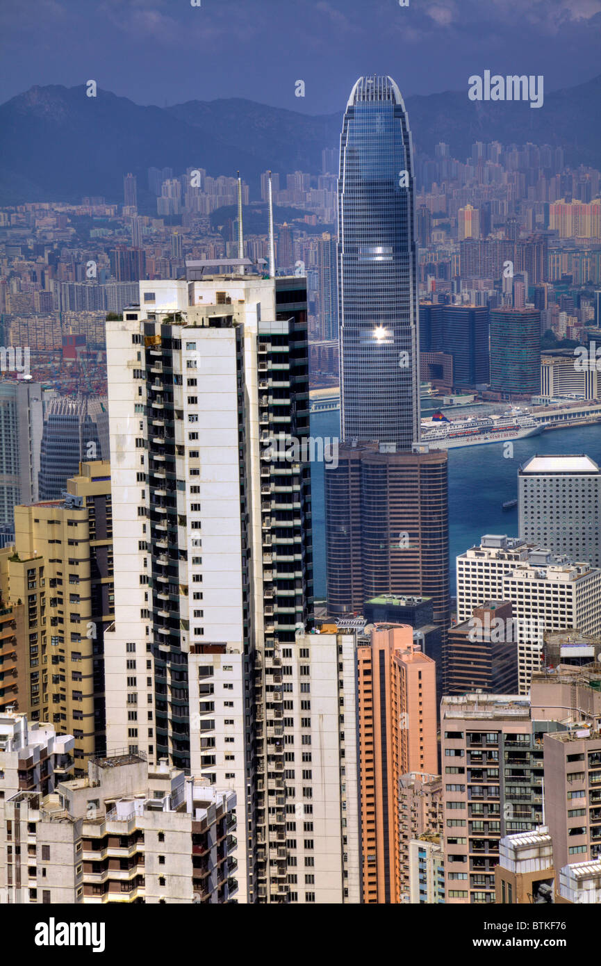 L'étroit vivant à Hong Kong, Chine, Asie, la SFI building dominant l'horizon. Banque D'Images