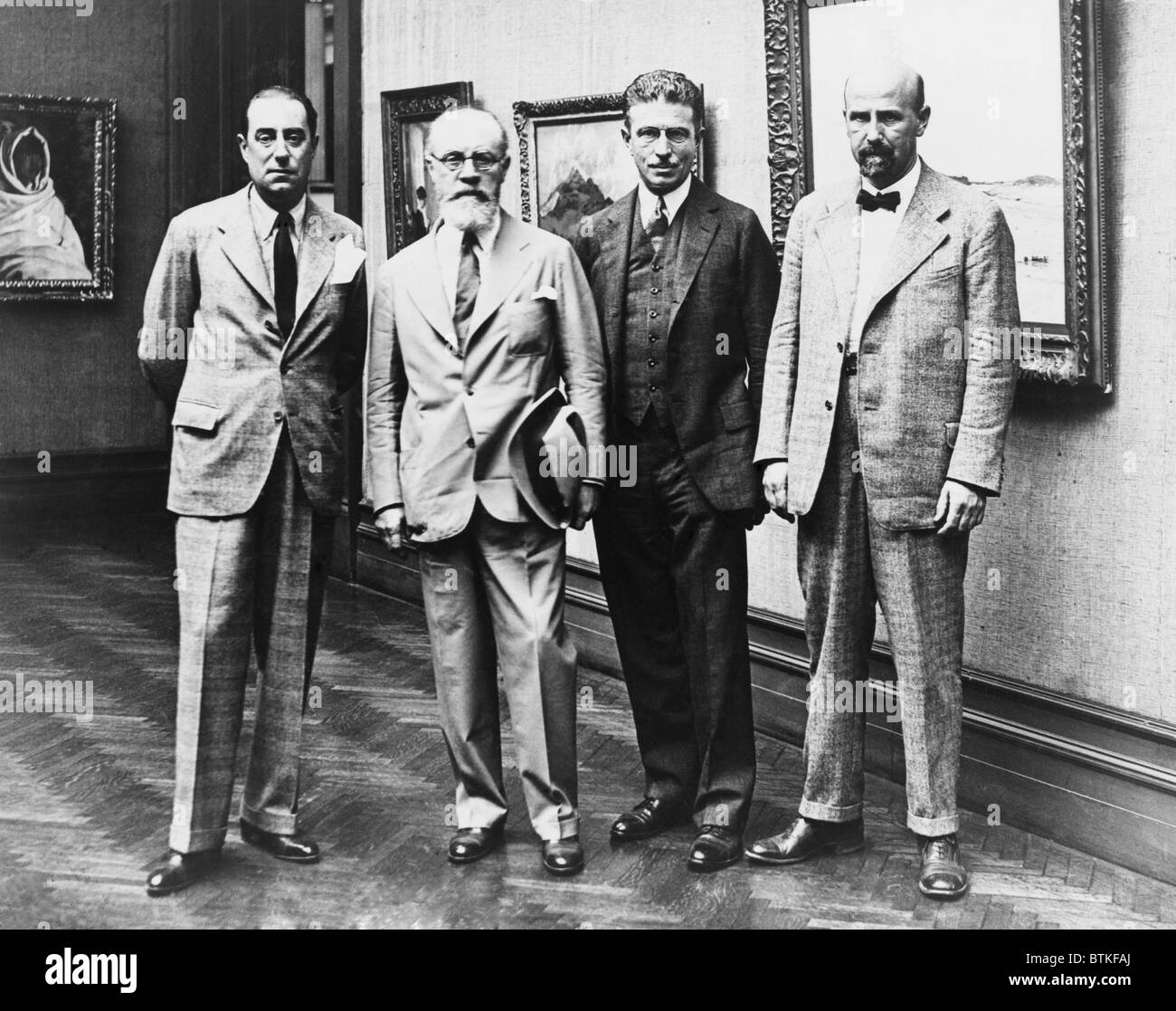 Les artistes européens, les membres du jury du prix pour la 29e International de l'Institut Carnegie à Washington dans la galerie d'art Corcoran. De gauche à droite : Glyn Philpot de Londres, Henri Matisse, Homer Saint Gaudens, directeur des beaux-arts du Carnegie Institute, et Karl Sterrer de Vienne. L'année 1930. Banque D'Images