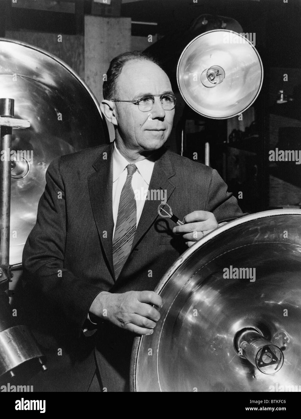 Le Dr Harold E. Edgerton (1903-1990), ingénieur en électricité américain et photographe, développé stroboscopique temporisé (strobe), la technologie qui produit des éclats de lumière forte rapide pour capturer des images d'un instant, comme une balle dans les airs. Ca. Années 1960. Banque D'Images