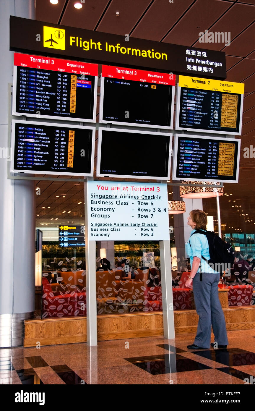 Pour les moniteurs CRT de départ et d'arrivée à l'aéroport moderne à Singapour Asie du sud-est Banque D'Images