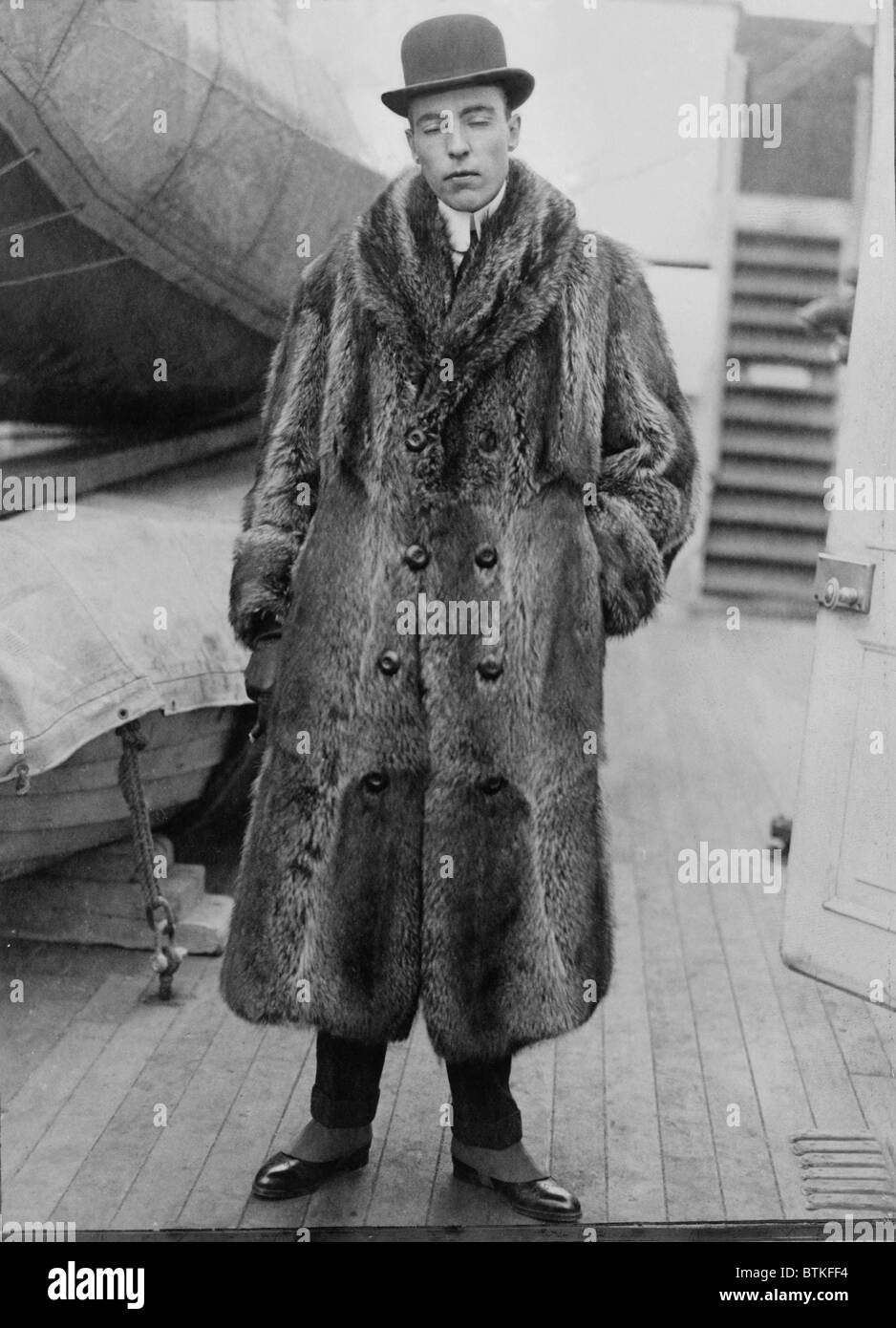 Vincent Astor (1891-1959), sur le pont du navire portant manteau de fourrure. Après son père, John Jacob Astor IV, est décédé dans la catastrophe Titantic, Vincent a assumé un rôle de leadership dans la famille Astor. Ca. 1920. Banque D'Images