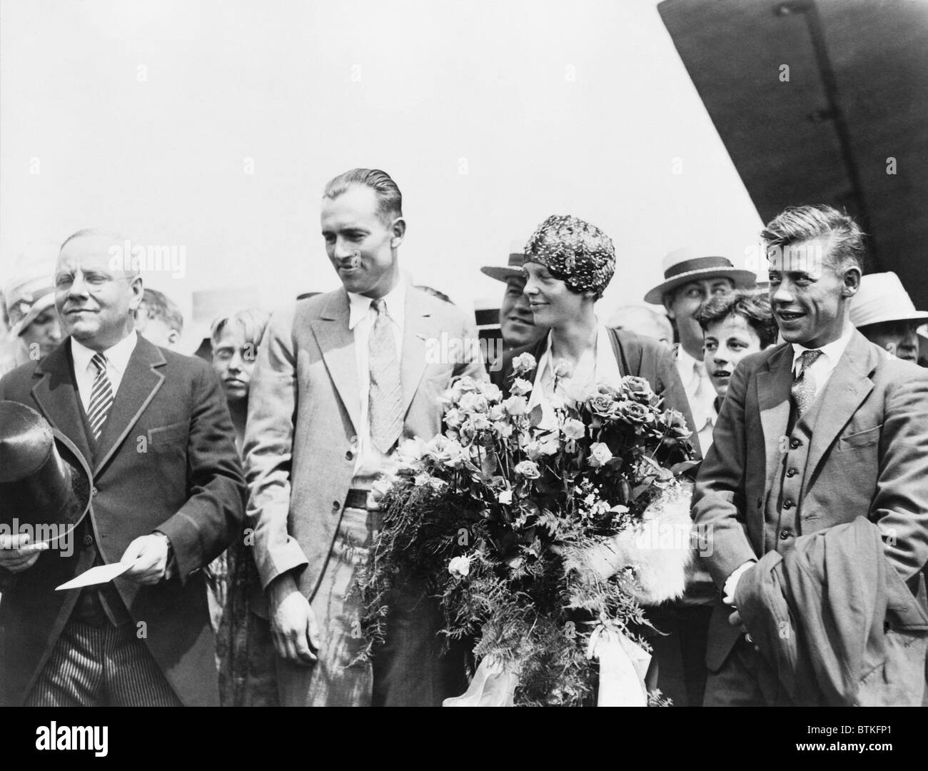 Malcolm maire Nichols, salue des flyers Lou Gordon, Amelia Earhart, et Wilmer Stultz, comme ils sont arrivés à Boston, Massachusetts, après vol trans-atlantique en 1928. Une foule de 300 000 s pour célébrer les flyers. Banque D'Images