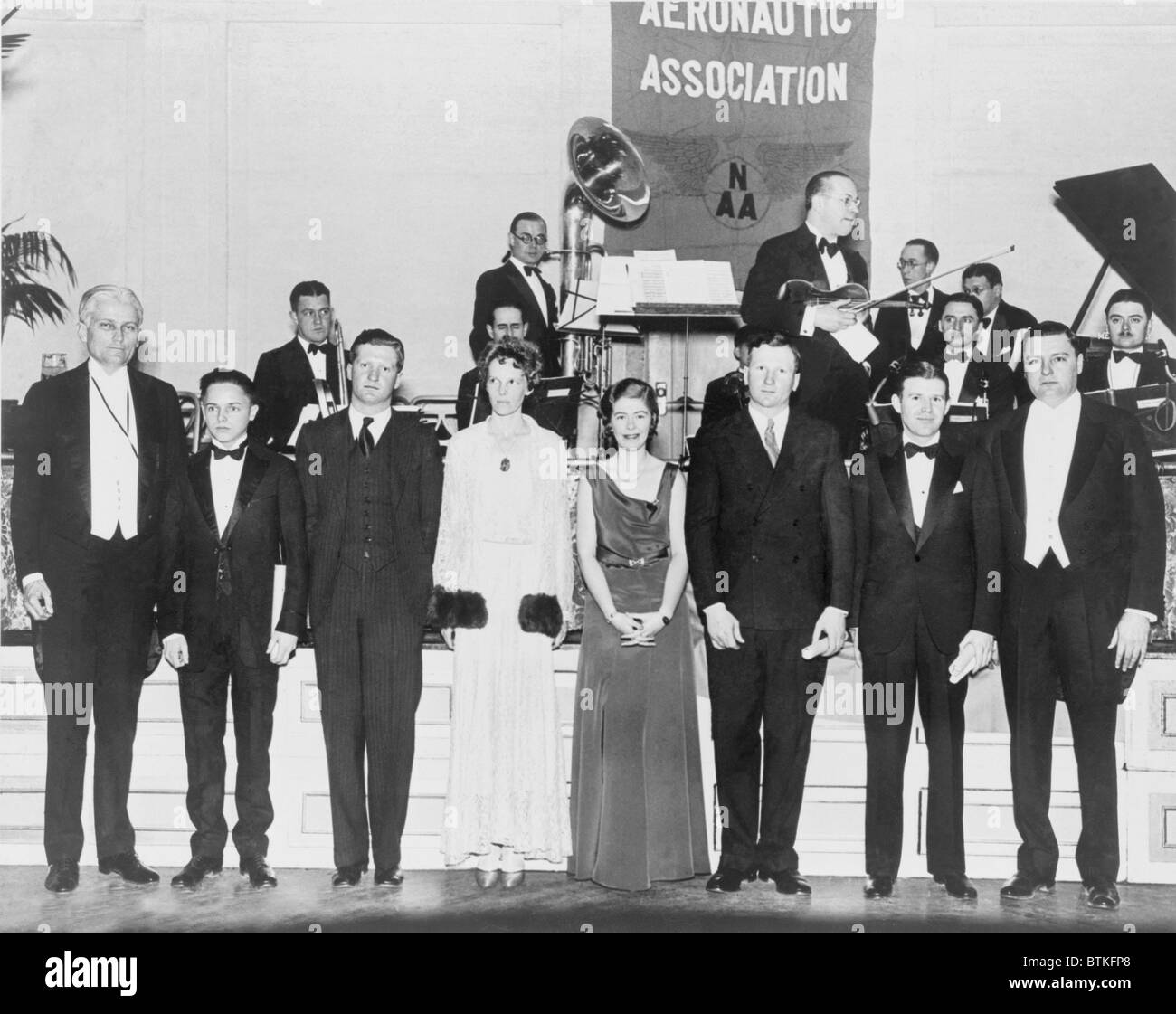 Célèbre flyers assister à Aero bal à l'Hôtel Willard, à Washington, D.C. en 1931. De gauche à droite : Le sénateur Hiram Bingham, Paul Clough, Kenneth Hunter, Miss Amelia Earhart, Mme Elinor Smith, John Hunter, Lee, Schoenhair et A.K. Barta. Banque D'Images