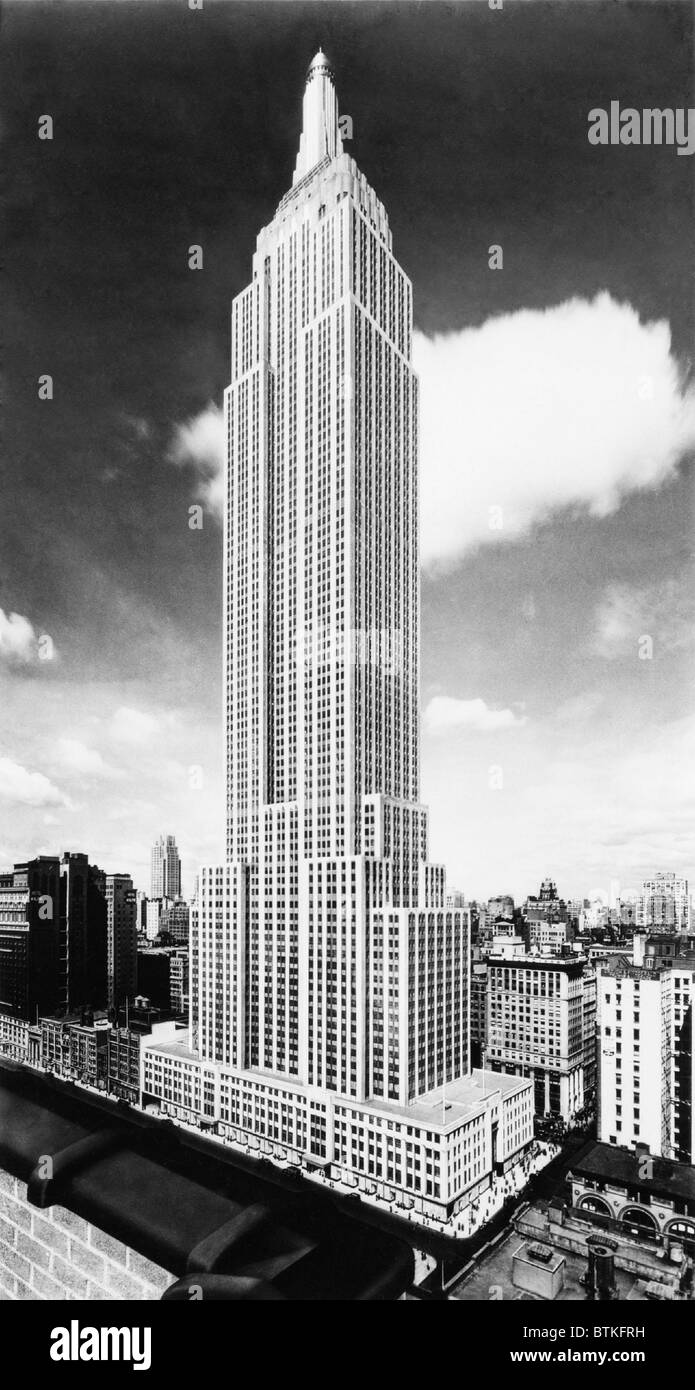 Empire State Building comme représenté dans un 1931. La partie inférieure est une image photographique, qui transitions dans une image peinte dans la moitié supérieure. 1931. Banque D'Images