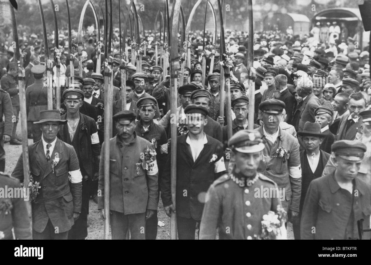 Les volontaires de l'armée polonaise avec la faux dans une foule de personnes en juillet 1920. L'Russo-Polish War of 1919-1920 suivie de la création de Banque D'Images