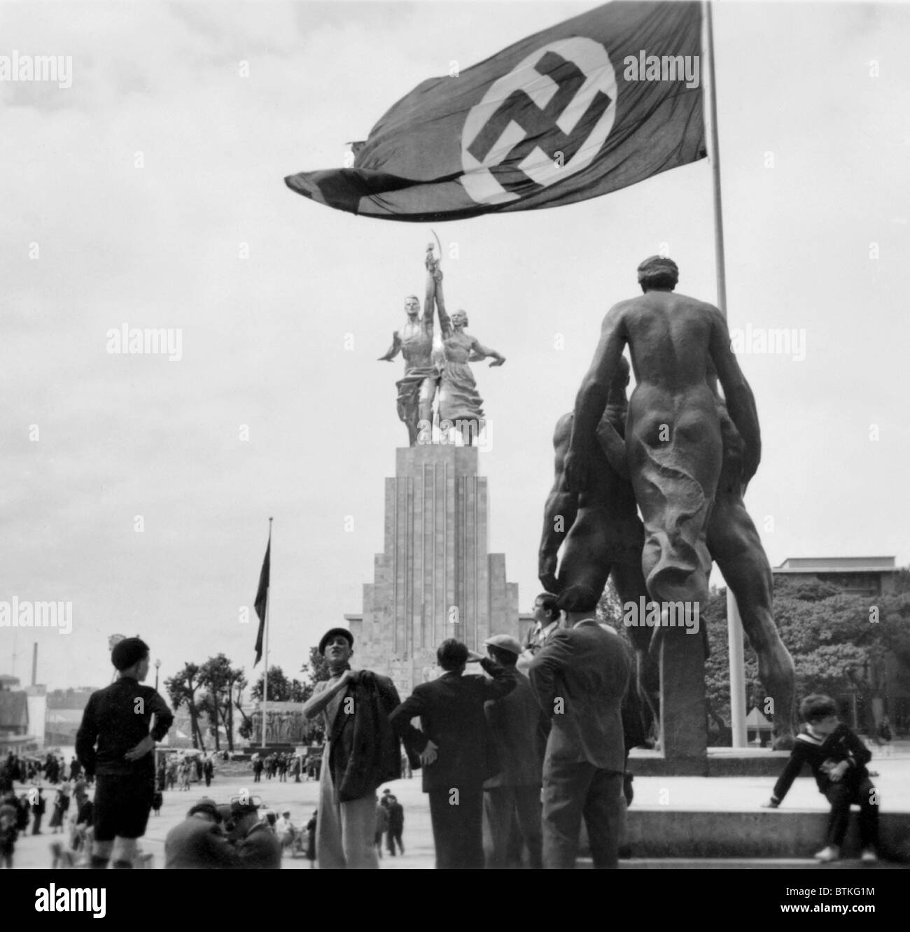 À l'Exposition internationale de Paris 1937 un drapeau nazi et héroïque statue au pavillon allemand fait face au pavillon russe est tout aussi avec ses sculptures monumentales. Banque D'Images