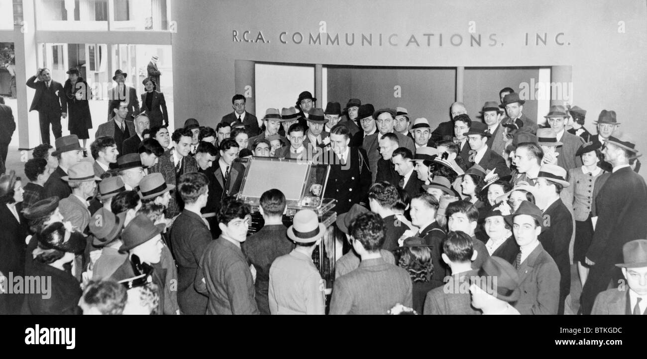 Une foule curieuse entoure une démonstration de la télévision à l'exposition sur RCA 1939 World's Fair. La télévision a été inventé dans les années 1920, a été présenté à l'opinion publique américaine à la foire, des années avant qu'il est entré en usage général dans la fin des années 1940. Banque D'Images