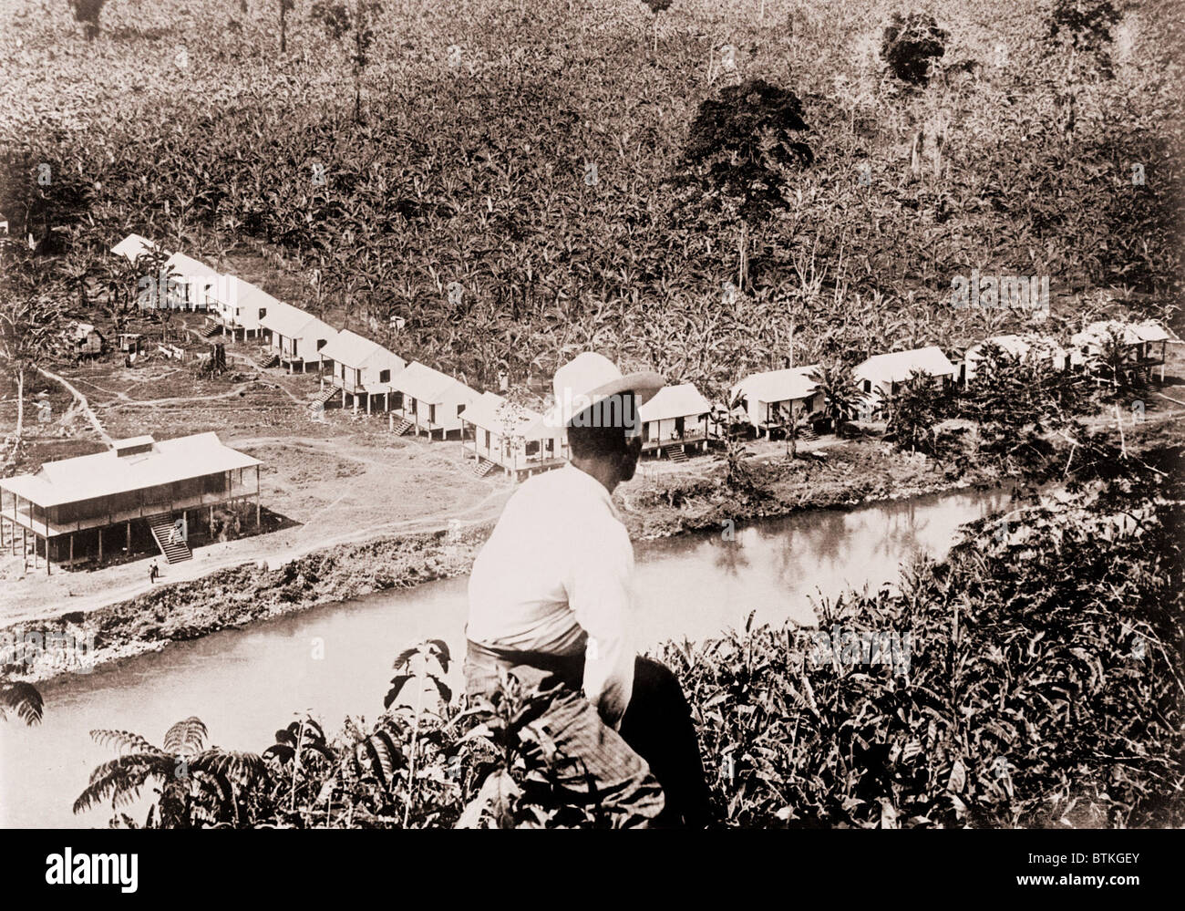 Plantation de bananes du Costa Rica dispose d'une grande maison traditionnelle du travailleur et les petits quartiers. Ca. 1910. Banque D'Images