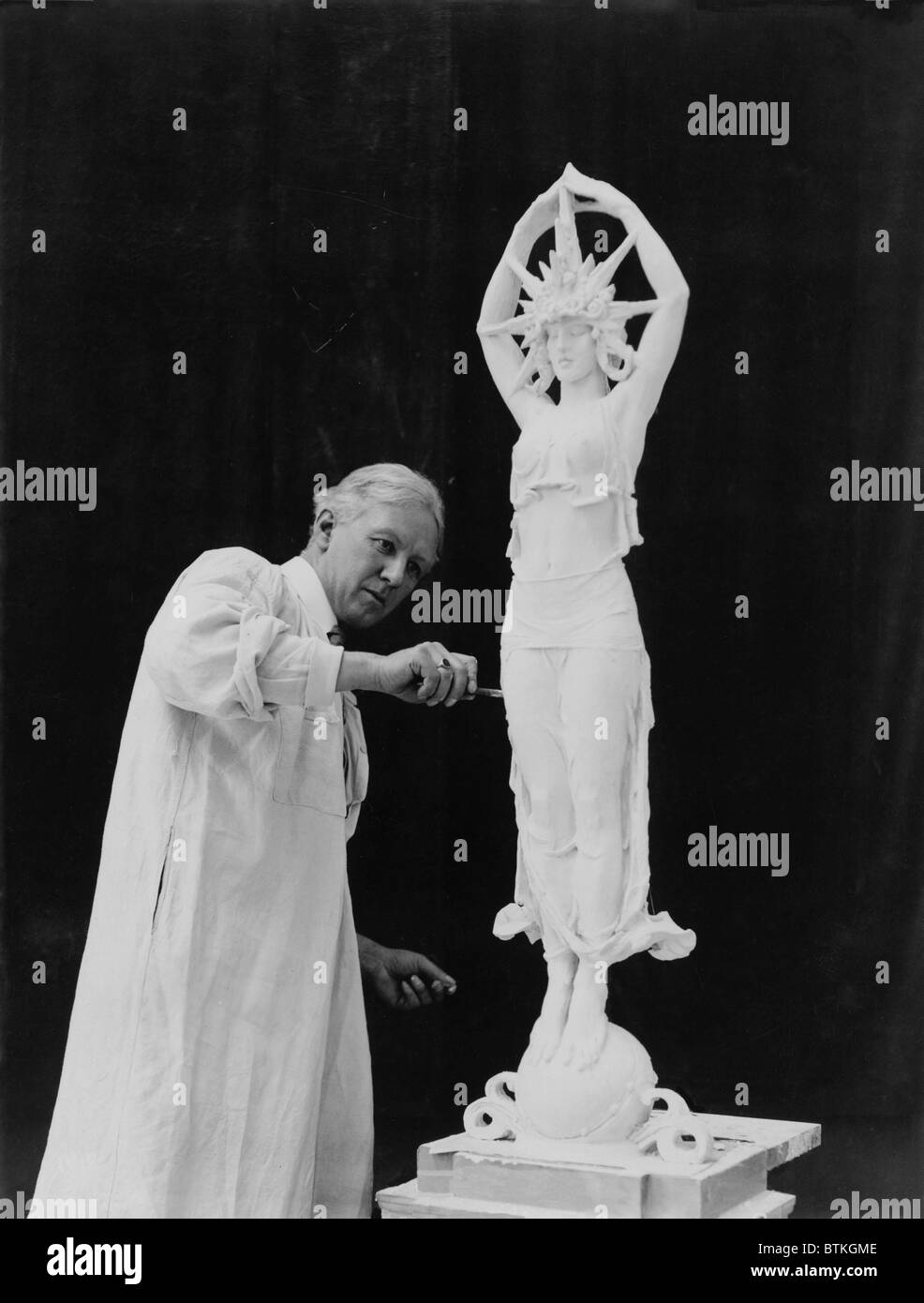 Alexander Calder (1870-1945), en travaillant sur une sculpture allégorique pour l'exposition internationale Panama-Pacific à San Francisco, Californie. 1914. Banque D'Images