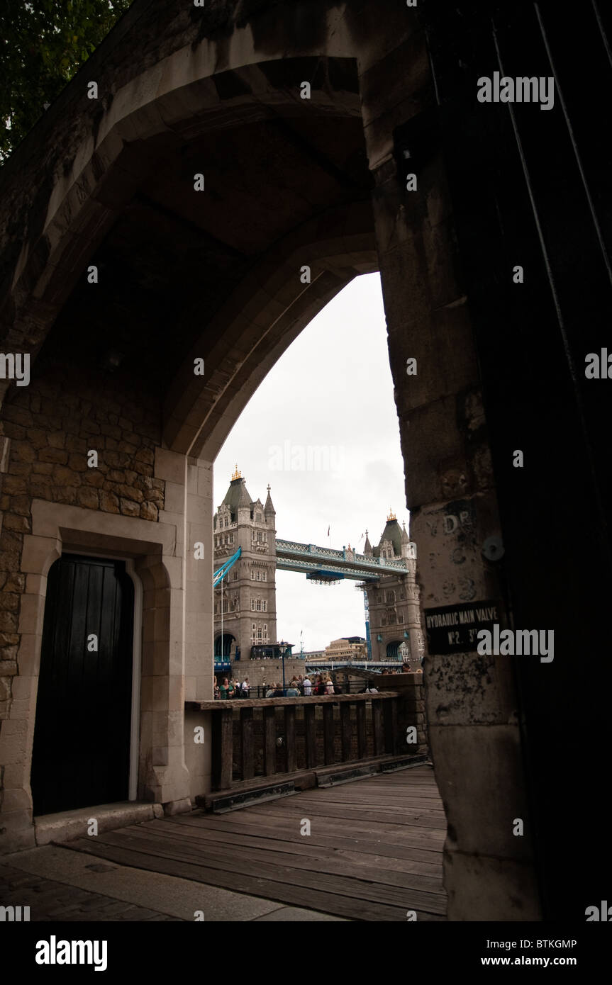 London Bridge vu à travers une porte arch Banque D'Images