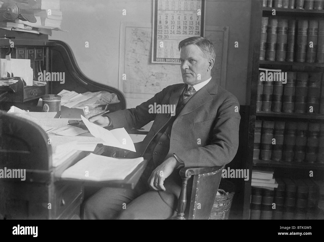 Irving L. Lenroot (1869-1949), représentant du Wisconsin, à partir de 1909-18, dans son bureau. 1917. Banque D'Images