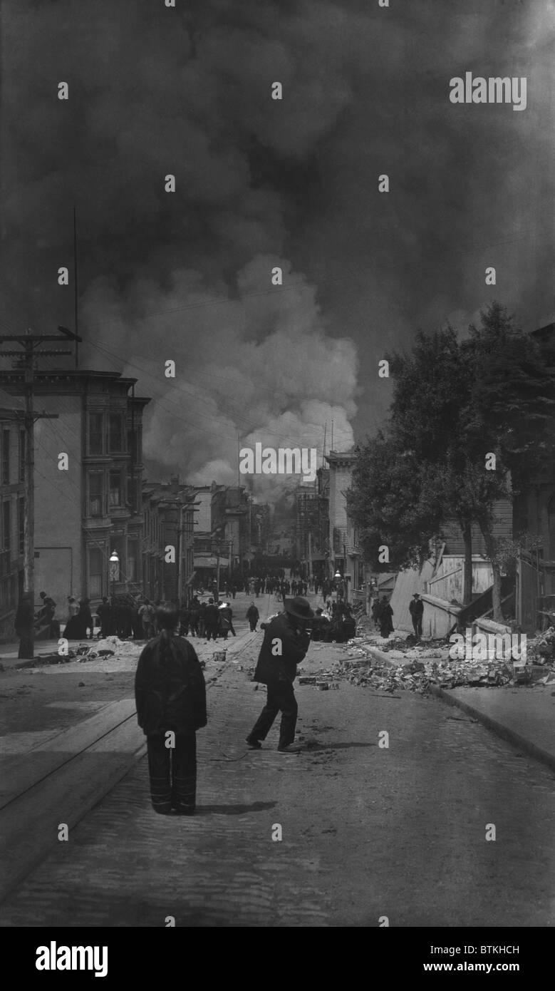 Les hommes sino-américaine à regarder la destruction de la ville par un incendie le 18 avril 1906, après un grave tremblement de terre a secoué San Francisco, la rupture des conduites de gaz et de commencer un feu de trois jours. Banque D'Images