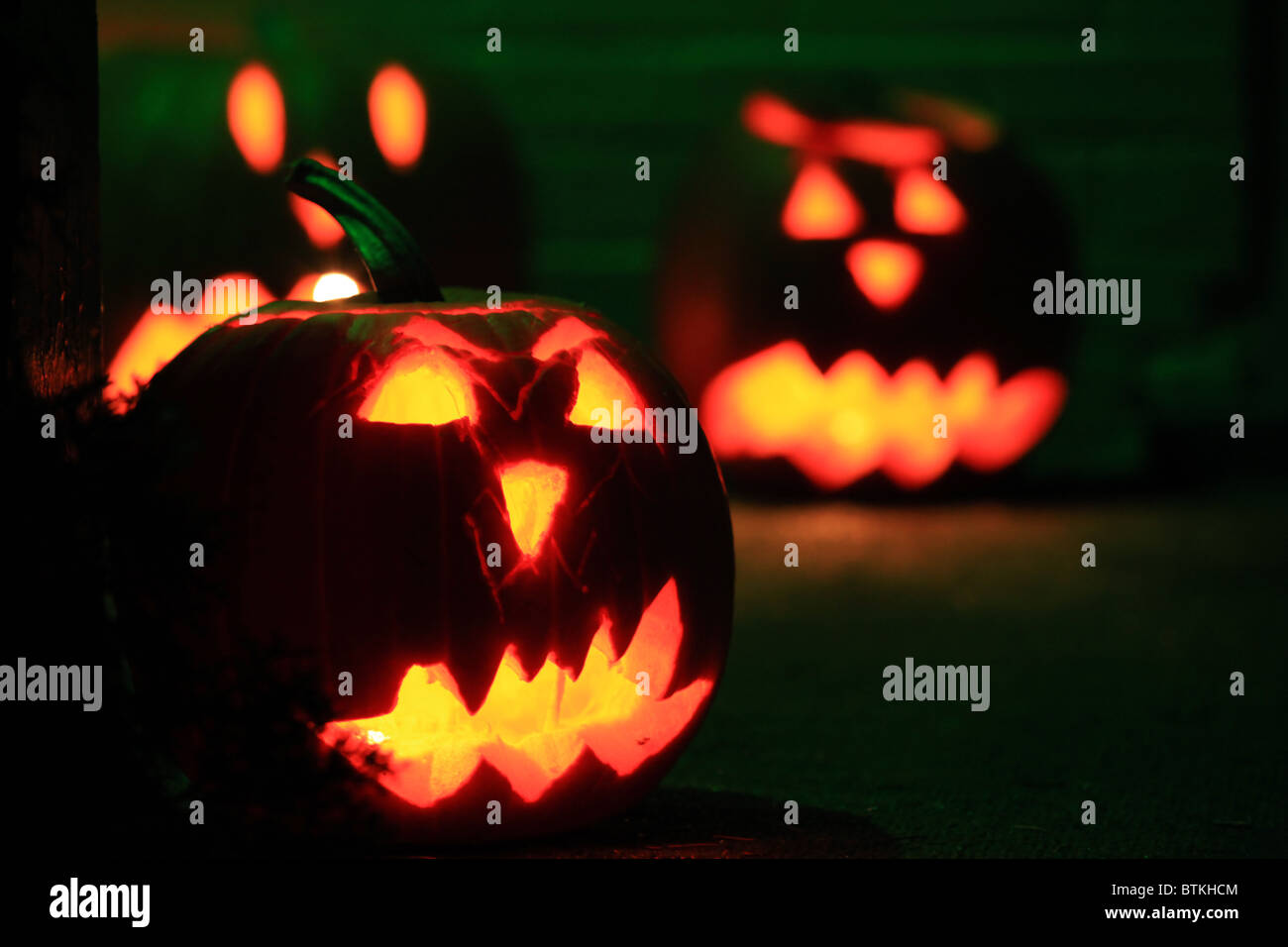 Citrouilles d'Halloween le soir rougeoyant Banque D'Images