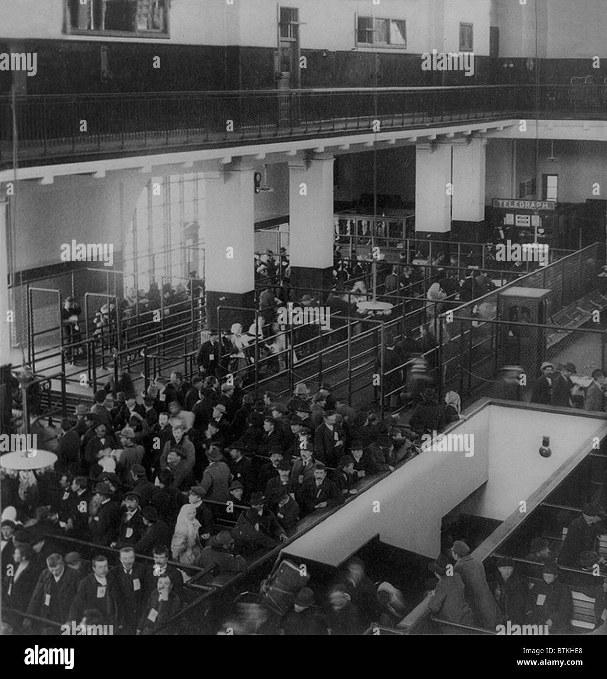 Les immigrants travaillant leur chemin dans le labyrinthe de barrières et de lignes au nouveau bâtiment d'immigrants, Ellis Island, dans le port de New York. Ca. 1904 Banque D'Images