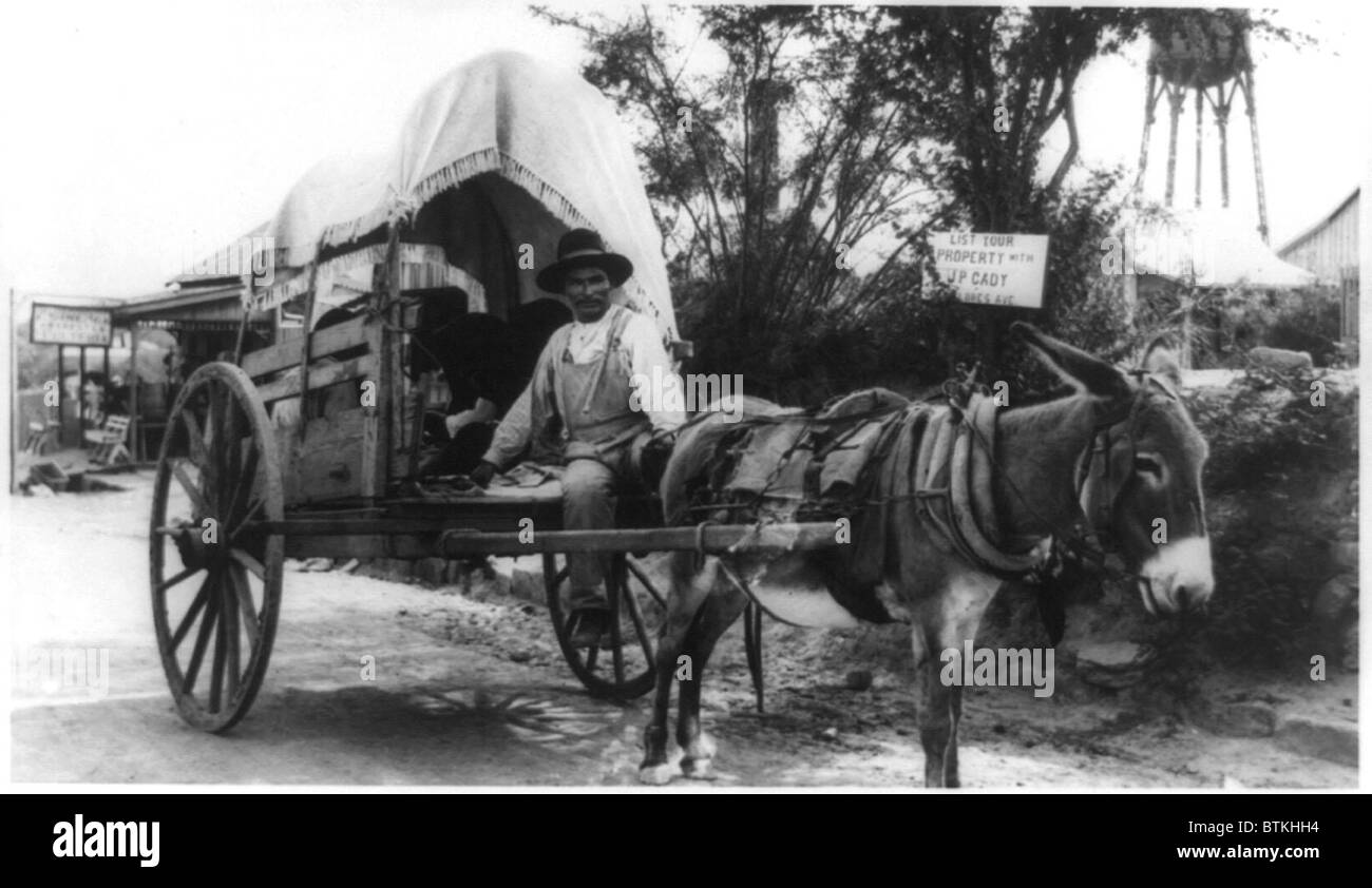 L'homme du Mexique sur une charrette à âne émigrant aux États-Unis via Nuevo Laredo, directement en face de la rivière Rio Grande de Laredo, Texas. Ca. 1912. Banque D'Images