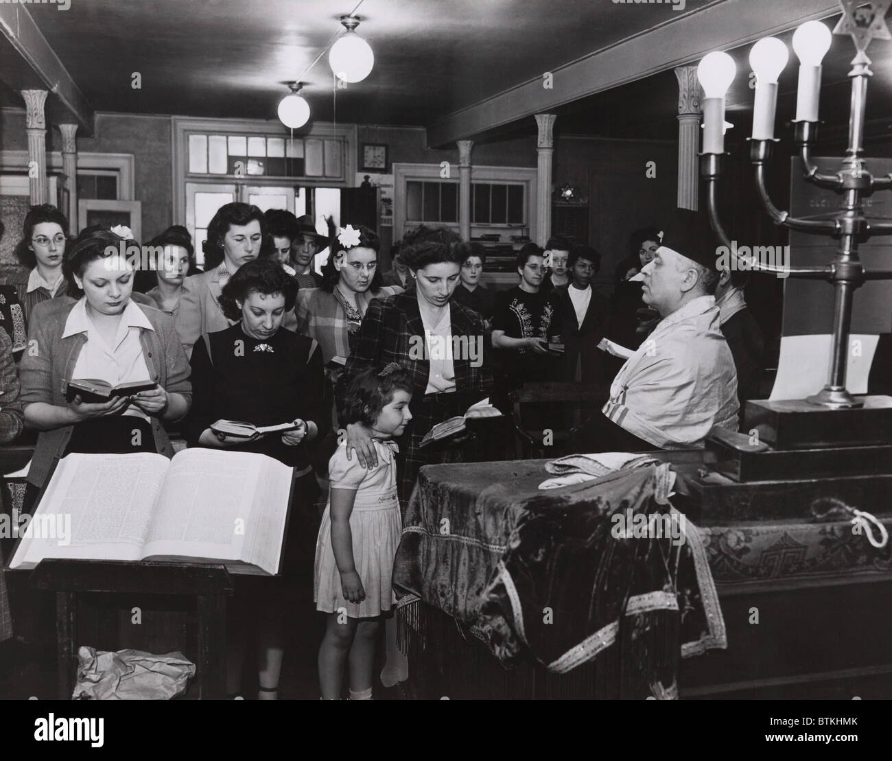 Épouses et les familles d'assister aux services SIG juif américain dans une synagogue de la ville de New York sur West 23e Rue, le jour J, le 6 juin 1944. Banque D'Images