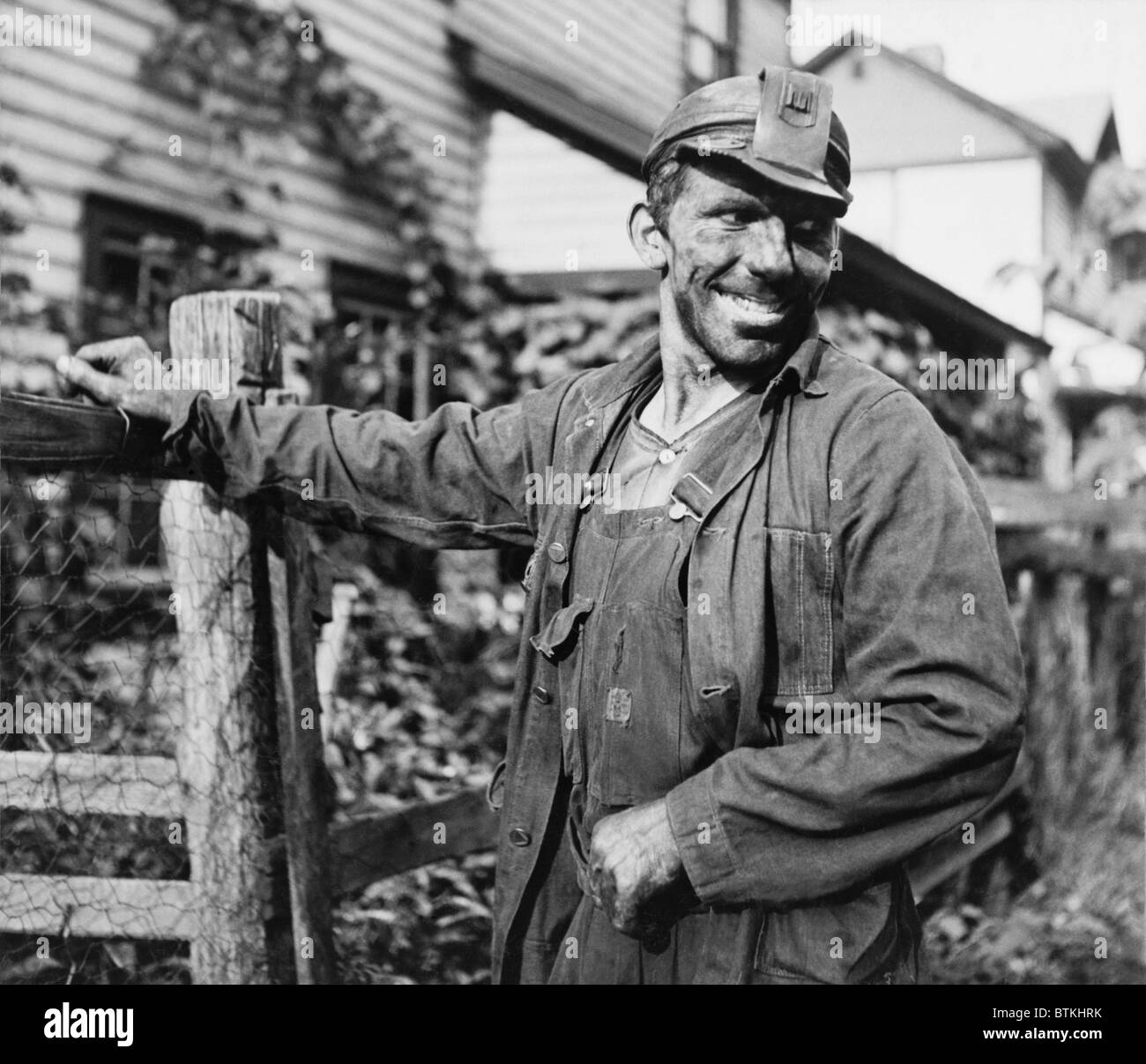 Polonais souriant miner, en vêtements de travail et couverts de poussière  de charbon, d'arriver à la maison du travail dans la région de Capels, West  Virginia. 1938 Photo de Marion Post Wolcott