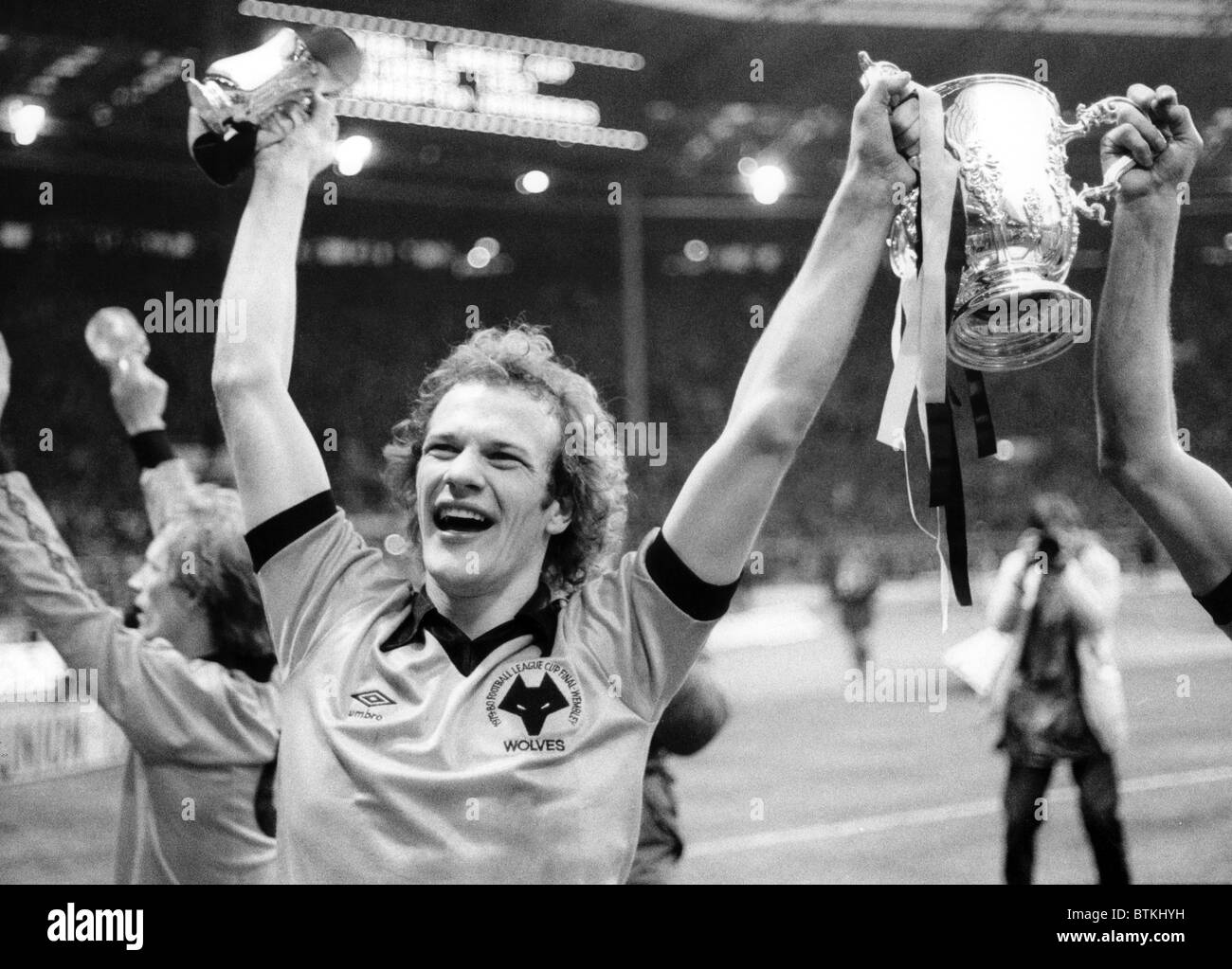 Joueur de Wolverhampton Wanderers Andy Gray avec la coupe de la Ligue à Wembley en 1980 Banque D'Images