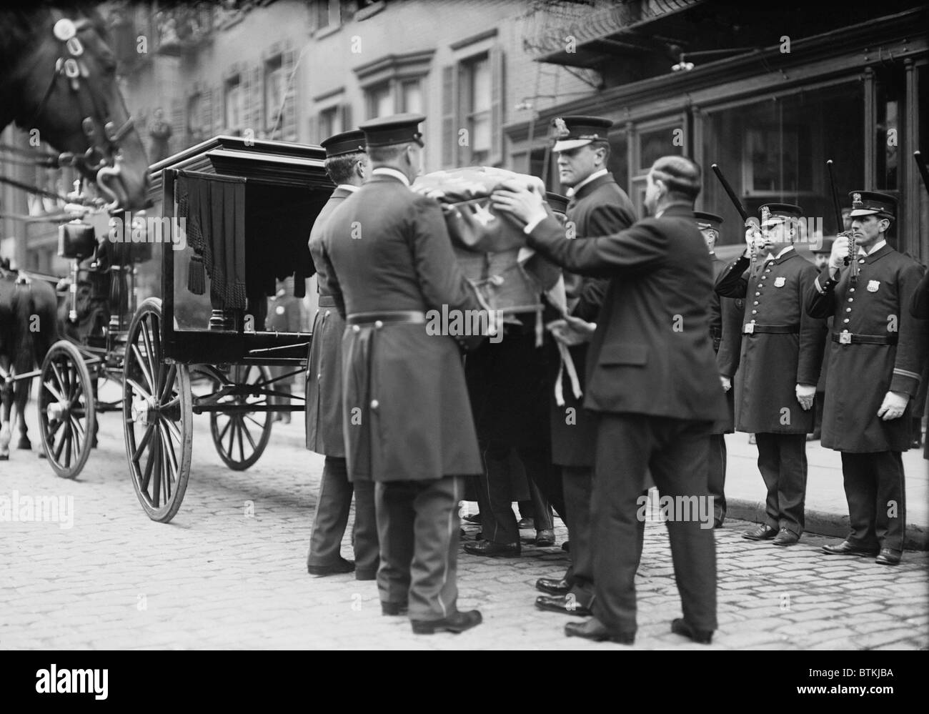 Héros de la lutte contre la criminalité Giuseppe 'joe' Taverny (1860-1909) cercueil placé dans un corbillard durant son New York funérailles après sa Banque D'Images