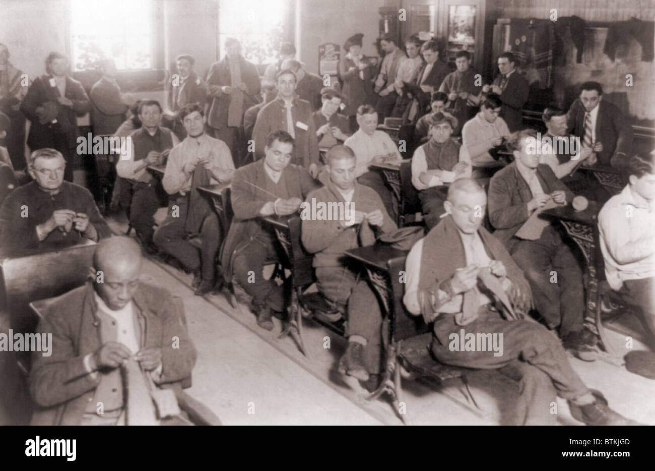 Convicts knitting dans une de leurs salles de cours à la prison de Sing Sing en 1915. Banque D'Images