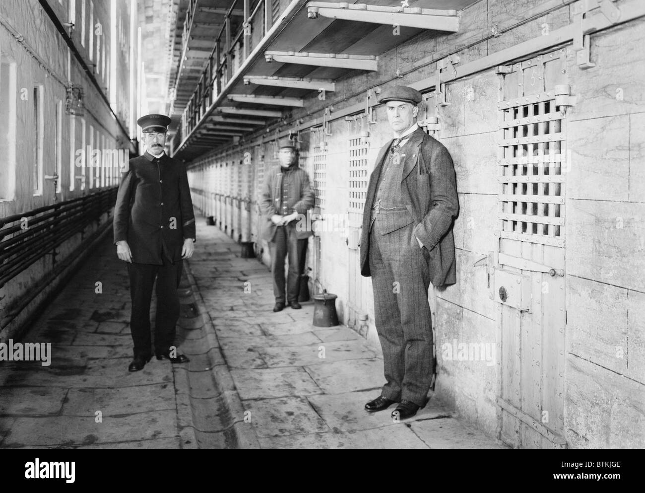 Thomas Mott Osborne (à droite), Directeur de la prison de Sing Sing dans un bloc de cellules avec des gardes. Il a institué la réforme et la réhabilitation Banque D'Images