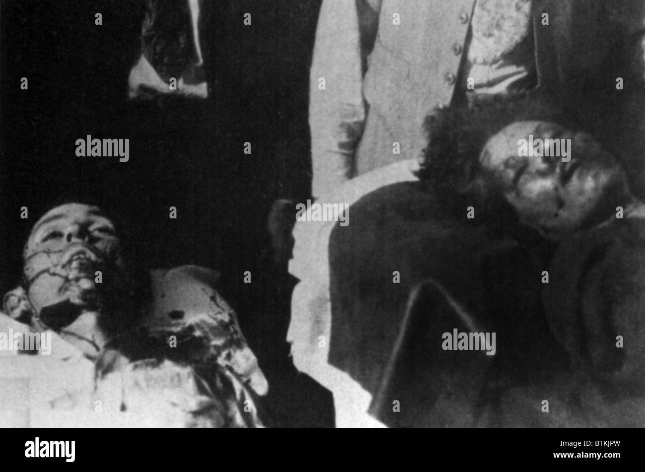 L'époque de la dépression de la mi-ouest des bandits, Bonnie Parker et Clyde Barrow dans une morgue de la Louisiane. Mai 1934. Banque D'Images