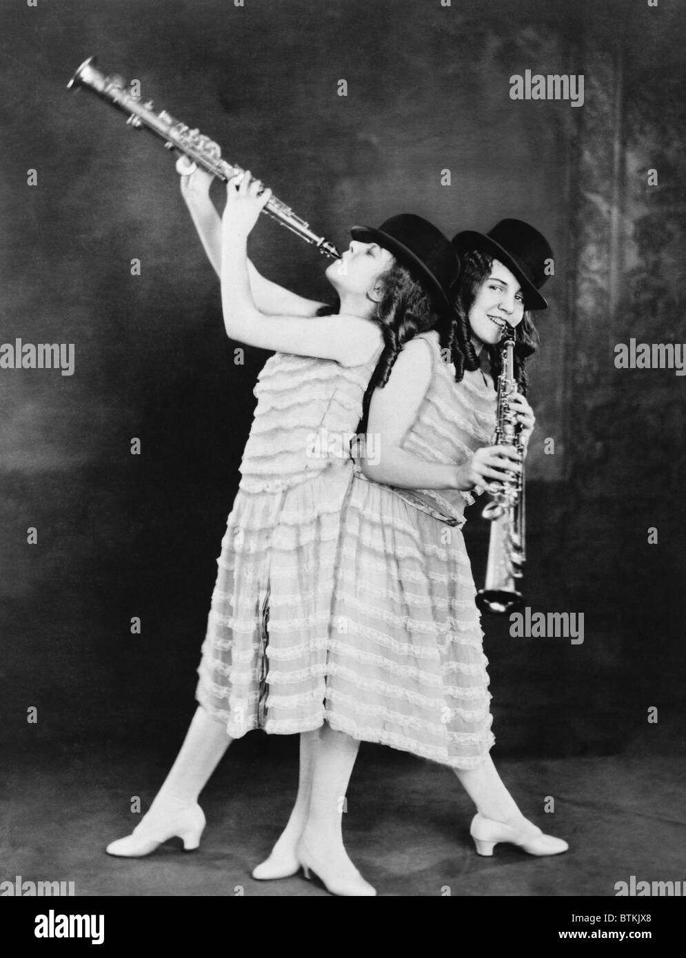 Daisy et Violet Hilton (1908-1969), de la naissance des frères siamois abandonnés par leur mère et formés comme artistes par l'exploitation de leurs gardiens. Ils ont été formés pour jouer les clarinettes pour un acte de jazz dans les années 1920. Après la rupture de leurs gardiens, ils ont fait une tournée aux États-Unis et sideshow vaudeville dans les années 1930. Banque D'Images